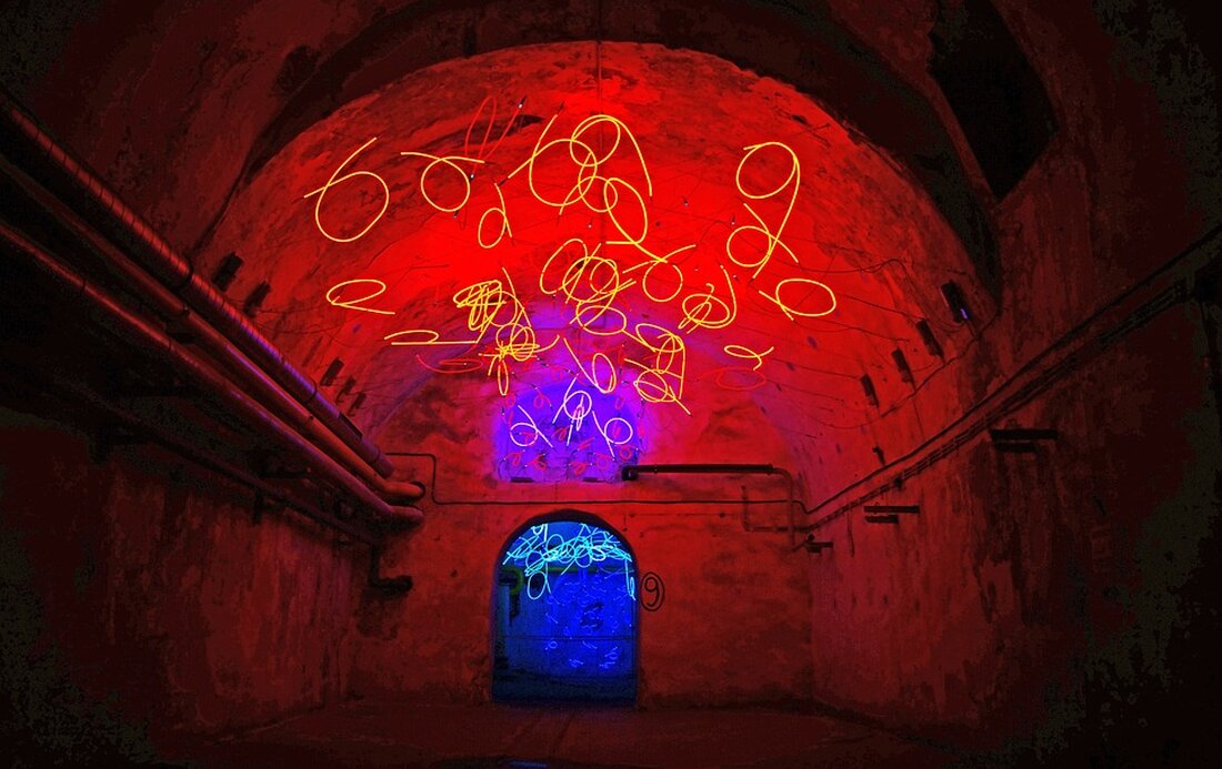 Gemäß einem Bericht von www.hellwegeranzeiger.de, In Unna-Königsborn sind innerhalb von Stunden die Leben von zwei Familien aus den Fugen geraten. Ihre Häuser wurden stark beschädigt. Nun stellt sich die Frage, wer für die Schäden aufkommt. Die Analyse der aktuellen Situation zeigt, dass es in Fällen wie diesen oft schwierig ist, ein Fremdverschulden nachzuweisen. Viele Versicherungsverträge decken derlei Schäden nicht ab, was zu einer komplexen und langwierigen rechtlichen und finanziellen Klärung führen kann. Durch diese Ereignisse könnten potenzielle Käufer und Investoren im Immobilienmarkt verunsichert werden. Die Nachfrage nach Immobilien in betroffenen Gebieten könnte abnehmen, während gleichzeitig die Versicherungskosten für Hausbesitzer steigen &hellip;