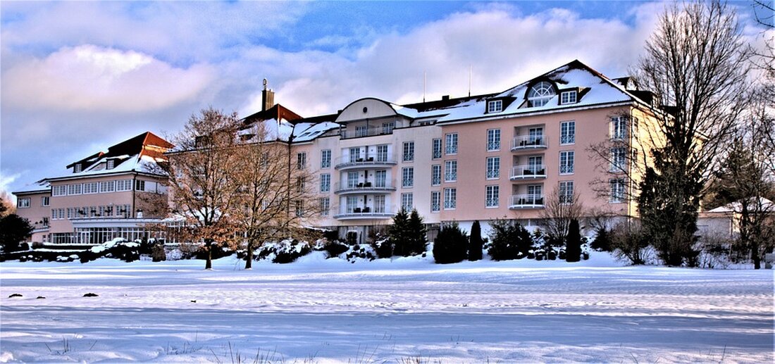 Gemäß einem Bericht von www.n-tv.de, plant Bundesfinanzminister Christian Lindner eine Teilreform der Schuldenbremse, um die Höhe der möglichen Verschuldung besser an Konjunkturschwankungen anzupassen. Dies soll durch eine Überarbeitung der Berechnung der sogenannten Konjunkturkomponente geschehen, die bei einem Abschwung mehr Spielraum lassen würde. Laut Lindner sei die Reform nicht dazu gedacht, die mögliche Verschuldung über mehrere Jahre gesehen zu vergrößern, sondern vielmehr den aktuellen Stand der wirtschaftswissenschaftlichen Forschung widerzuspiegeln. Die im Grundgesetz verankerte Schuldenbremse steht nach dem Haushaltschaos beim Bund in der Kritik, da sie nur einen bestimmten Spielraum zur Aufnahme von Krediten gibt. Eine größere Reform würde eine Zweidrittelmehrheit im …