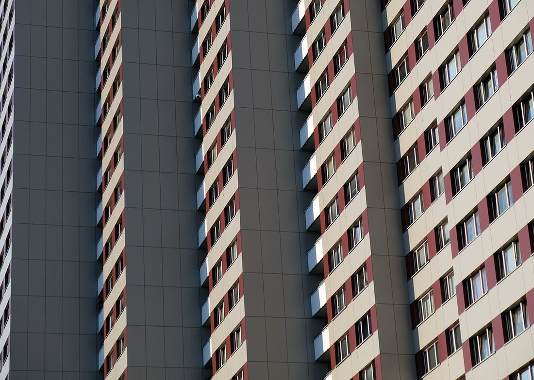 Gemäß einem Bericht von www.zeit.de, Das Wohnen in Deutschland wird immer teurer, besonders in den großen deutschen Städten, wo die Mieten rasant steigen und die Preise in Berlin allein in den vergangenen drei Jahren um 30 Prozent gestiegen sind. Doch der Neubau von Wohnungen ist nicht im gleichen Ausmaß gestiegen, was zu einem möglichen Fehlen von bis zu einer Million Wohnungen in den kommenden Jahren führen könnte. Eine Studie von Finanzwende Recherche zeigt auf, dass die großen Wohnungskonzerne die Schuld an dieser Misere haben könnten, da sie keinen nennenswerten Beitrag zum Neubau leisten. Die Wohnungskonzerne sind primär an der Gewinnerwirtschaftung &hellip;