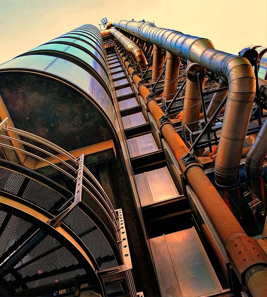 Gemäß einem Bericht von www.morgenpost.de, bietet die Verbraucherzentrale Hamburg einen kostenlosen Online-Service an, der Verbrauchern dabei hilft, Kündigungsschreiben für verschiedene Versicherungen zu erstellen. Dies kann insbesondere für Verbraucher nützlich sein, die Schwierigkeiten haben, solche Schreiben selbst zu formulieren oder die Zeit sparen möchten. Die Verwendung eines solchen Tools könnte verschiedene Auswirkungen auf den Markt und die Verbraucher haben. Zunächst einmal könnte es den Wettbewerb zwischen Versicherungsanbietern erhöhen, indem es Verbrauchern leichter macht, zwischen verschiedenen Anbietern zu wechseln. Dies könnte dazu führen, dass Versicherungsunternehmen ihre Angebote und Konditionen überdenken, um attraktiver für Kunden zu werden und Kündigungsraten zu senken. Für Verbraucher &hellip;