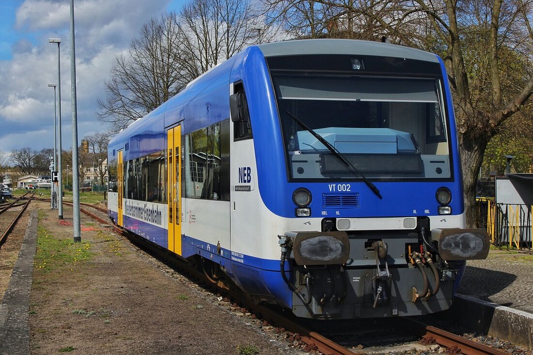 Am 1. April hat der Verkehrsverbund Berlin Brandenburg (VBB) die Ticketpreise erhöht. Wer noch aus der Zeit davor ein altes Papierticket besitzt, muss es bis Ende des Monats September nutzen – oder in einen neuen Fahrschein umtauschen. Denn die alten Tickets sind nach Angaben der Verbraucherzentralen Berlin und Brandenburg nur ein halbes Jahr nach der Einführung neuer Tarife gültig. Sie kritisieren diese Frist als zu kurz. „Andere Verkehrsverbünde regeln die Übergänge für den Umtausch nach Preiserhöhungen durchaus mehrjährig“, teilten die Verbände mit. Auch in anderen Branchen gelten den Angaben zufolge verbraucherfreundlichere Lösungen. „So verlieren Gutscheine beispielsweise ihre Gültigkeit in der &hellip;