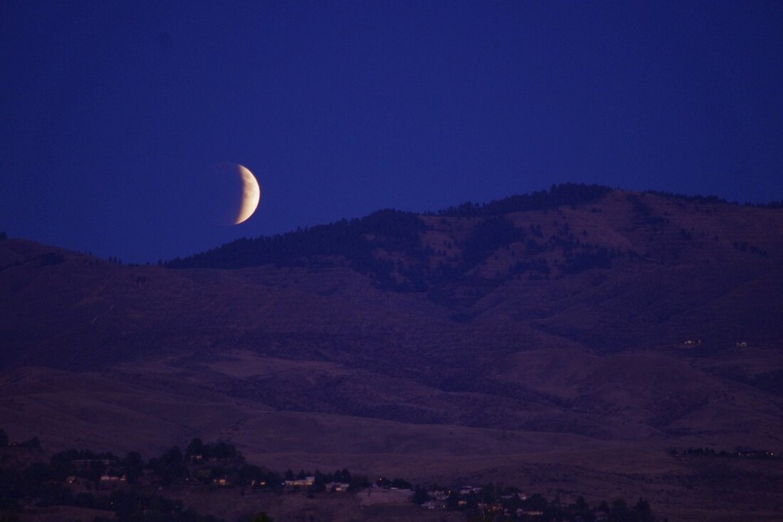 Gemäß einem Bericht von www.merkur.de, Der Artikel von Eileen Kelpe beschäftigt sich mit dem steigenden Andrang auf Wärmepumpen und den zunehmenden Diebstählen sowie der Tatsache, dass Versicherungen in vielen Fällen nicht zahlen. Die Nachfrage nach Wärmepumpen als Alternative zur Gasheizung steigt, was auch Kriminelle anzieht, die diese Geräte auf dem Schwarzmarkt verkaufen. Die Versicherungen zahlen jedoch in vielen Fällen nicht, da die Wärmepumpen sich außerhalb des Gebäudes befinden und somit der Versicherungsschutz nicht greift. Die gestiegene Nachfrage nach Wärmepumpen führt zu einem höheren Angebot und steigenden Preisen, insbesondere auf dem Schwarzmarkt. Dies zieht Kriminelle an, die die Geräte stehlen und &hellip;