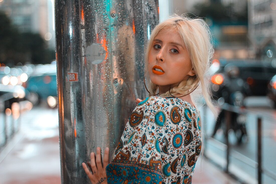 Gemäß einem Bericht von diefreiheitsliebe.de, werden Kürzungen des zusätzlichen Bundeszuschusses zur Rentenversicherung um 1,2 Milliarden Euro jährlich für die Jahre 2024 bis 2027 beschlossen, was insgesamt 6,8 Milliarden Euro entspricht. Diese Kürzungen werden von Rentenexperten als gefährlich erachtet, da sie den Weg für einen weiteren Sozialstaatsabbau bereiten könnten. Die Bundeszuschüsse sind notwendig, um versicherungsfremde Leistungen zu finanzieren, da das Versicherungssystem diese nicht von allein tragen kann. Die Experten schätzen die Lücke bei der Finanzierung versicherungsfremder Leistungen auf 37 Milliarden Euro. Diese Entscheidung könnte dazu führen, dass die Rentenkasse schneller leer wird und die Beiträge steigen müssen. Eine Möglichkeit, die Einkommensseite …