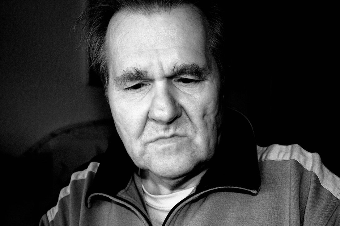 Gemäß einem Bericht von www.nordbayern.de, warnt die Verbraucherzentrale aktuell vor einer dreisten Betrugsmail, die sich als offizielle Nachricht einer Sparkasse ausgibt. In der E-Mail wird der Empfänger dazu aufgefordert, ein Sicherheitsupdate durchzuführen, indem er auf einen mitgeschickten Link klickt und seine Kontodaten eingibt. Die Verbraucherzentrale warnt davor, dieser Aufforderung nachzukommen, da es sich um einen Phishing-Versuch handelt. Phishing-Mails sind eine häufige Form von Online-Betrug, bei dem Kriminelle versuchen, an sensible Daten wie Passwörter, Kreditkarteninformationen oder Bankverbindungen zu gelangen. Die E-Mails sind oft täuschend echt gestaltet und enthalten Links zu gefälschten Websites, die kaum von der echten Seite zu unterscheiden sind. …