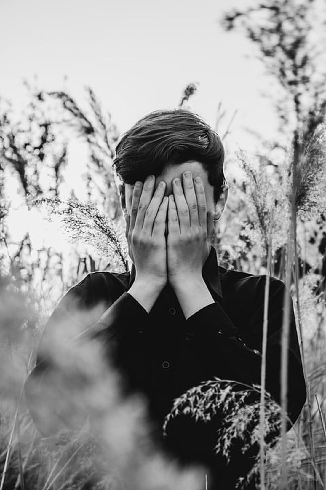 Gemäß einem Bericht von www.boerse.de, Bayer wird als eine der meistgehandelten deutschen Aktien betrachtet, obwohl Investoren auf lange Sicht erhebliche Verluste erlitten haben. Die Aktie hat gemäß einem Bericht von Boerse.de in den letzten zehn Jahren im Durchschnitt 10% pro Jahr verloren. Darüber hinaus deuten sich weitere Herausforderungen an, die darauf hindeuten, dass der Agrarchemiekonzern auch in der Zukunft mit Gegenwind zu kämpfen haben wird. Die Patente für Bayers Blockbuster-Medikamente Xarelto und Eylea werden bald auslaufen, was bedeutet, dass der Konzern auf der Suche nach neuen Medikamenten mit ähnlichem Potenzial ist. Obwohl Bayer versucht, das Milliarden-Loch zu schließen, hat der …