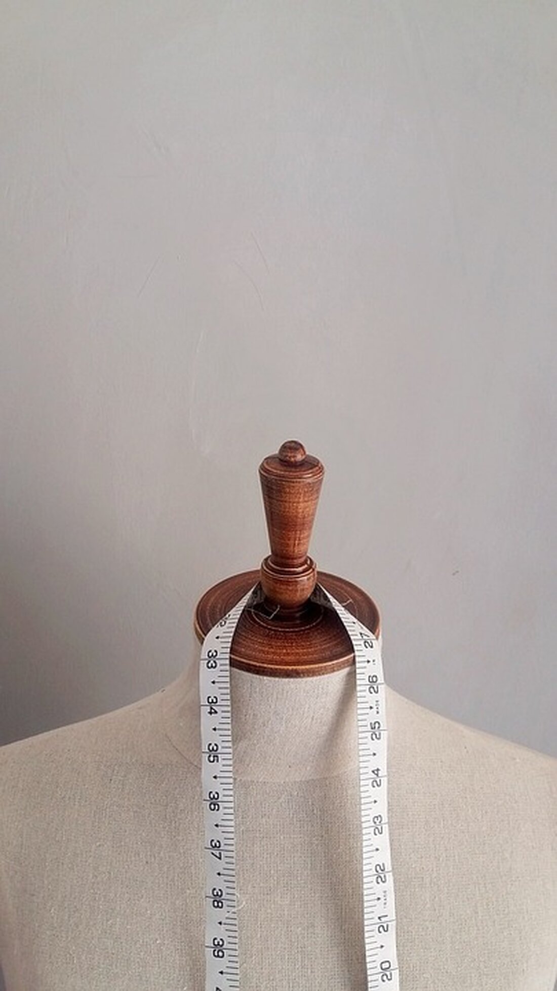 Gemäß einem Bericht von www.tagesschau.de, Die Wirtschaftsweisen haben Konstruktionsschwächen bei der Schuldenbremse ausgemacht und fordern flexible Regelungen. Die Schuldenbremse sei zu streng und ökonomisch ineffizient, so die Vorsitzende des Sachverständigenrats zur Begutachtung der gesamtwirtschaftlichen Entwicklung, Monika Schnitzer. Sie plädiert dafür, die Regelung der Schuldenbremse umfassend zu lockern, um zukunftsorientierte öffentliche Ausgaben tätigen zu können, ohne die Tragfähigkeit der Staatsfinanzen auszuhöhlen. Die Wirtschaftsweisen sehen insbesondere drei Konstruktionsschwächen: fehlende Übergangsregel nach einer Notlage, die unnötig geringe Verschuldungsgrenze und die revisionsanfällige Konjunkturkomponente. Die Reformansätze sehen vor, die Flexibilität zu erhöhen und Spielräume zu schaffen, um die Schuldenbremse an neue Gegebenheiten anzupassen. Die Auswirkungen …