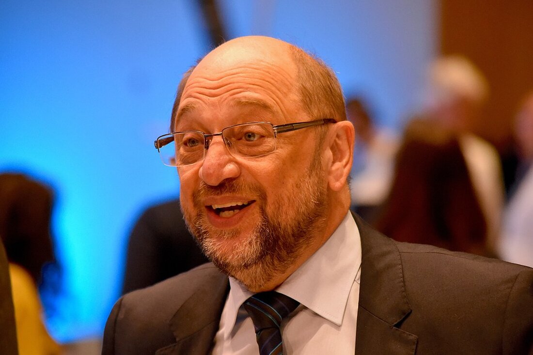 Gemäß einem Bericht von www.merkur.de, hat die Bundesregierung beschlossen, ab 2024 eine Plastiksteuer auf Unternehmen einzuführen. Diese Steuer soll dazu dienen, die Schuldenbremse wieder einzuhalten und den CO₂-Ausstoß zu reduzieren. Die Steuer soll die jährliche Plastikabgabe von 1,4 Milliarden Euro, die Deutschland bisher an die EU gezahlt hat, von den Unternehmen einfordern. Die Einführung der Plastiksteuer könnte weitreichende Auswirkungen auf den Markt und die Finanzbranche haben. Zum einen ist zu erwarten, dass Unternehmen die Kosten für die Plastikabgabe auf die Verbraucher übertragen werden. Dies könnte zu Preiserhöhungen bei plastikverpackten Produkten führen und die Inflation beeinflussen. Zudem könnten Unternehmen, die stark …