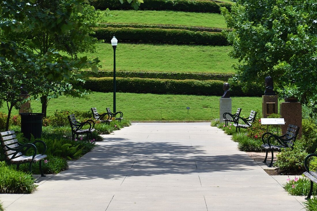Angesichts anhaltender Beschwerden von Postbank-Kunden rät die Verbraucherzentrale NRW Betroffenen, für Schadensersatzforderungen den Banken-Ombudsmann einzuschalten. „Uns erreichen immer noch ungewöhnlich viele Beschwerden zu Postbankkonten“, sagt Wolfgang Schuldzinski, Vorstand der Verbraucherzentrale NRW, in einer Mitteilung. Zwar gibt es für Kunden inzwischen die Möglichkeit, auf der Webseite der Postbank einen Antrag auf Schadensersatz auszufüllen. Dieser gilt jedoch nur für Probleme bei Pfändungen und Pfändungsschutzkonten. Der finanzielle Schaden darf zudem nicht höher sein als 1000 Euro. Gemäß einem Bericht von ga.de, Die anhaltenden Beschwerden von Postbank-Kunden und die begrenzte Möglichkeit, Schadensersatzforderungen zu stellen, werfen ein relevantes Problem auf. Die Verbraucherzentrale NRW rät den …
