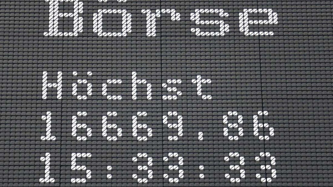 Gemäß einem Bericht von www.stuttgarter-zeitung.de, Experten sehen nach dem Dax-Allzeithoch noch Aufwärtspotenzial, warnen jedoch vor kurzfristigen Widerständen. Die Zinsfantasien sind in den letzten Wochen weit verbreitet, aber die Erwartungen hinsichtlich einer raschen Lockerung der Geldpolitik im Euroraum könnten zu hoch sein und Kursrücksetzer verursachen. Die Hoffnung auf baldige Zinssenkungen wurde zuletzt von EZB-Direktorin Isabel Schnabel befeuert. Sie äußerte, dass die EZB große Fortschritte im Kampf gegen die Teuerung im Euroraum gemacht habe und erteilte höheren Zinsen eine Absage. Dies führte zu Spekulationen auf Leitzinssenkungen, die das Wirtschaftswachstum begünstigen könnten. Analysten und Anlagestrategen gehen davon aus, dass sowohl die EZB als …