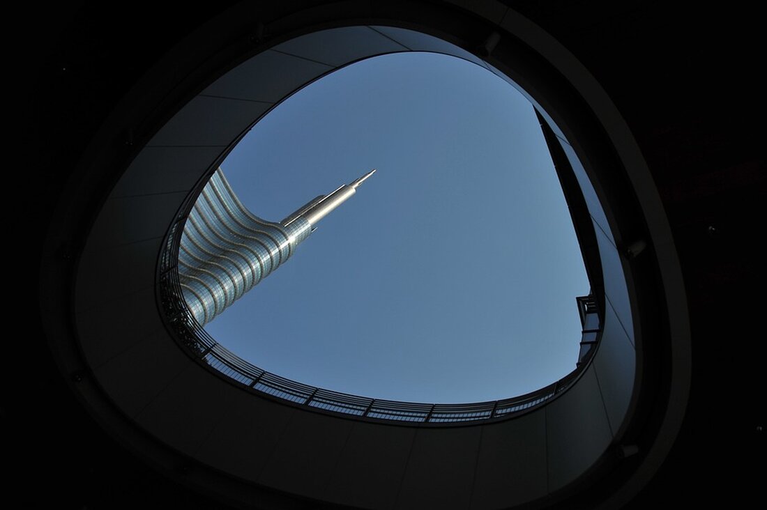 Gemäß einem Bericht von finanzmarktwelt.de, haben Banken in Deutschland vermehrt Kredite an die Signa-Firmengruppe von René Benko vergeben. Die Holding hat Insolvenz angemeldet, und es wird deutlich, dass auch die Großbank UniCredit mit einer beträchtlichen Summe involviert ist. UniCredit hat Kredite in Höhe von etwa 600 Millionen Euro an Unternehmen aus der Signa-Gruppe vergeben. Diese Kredite wurden hauptsächlich von ihrer Tochter Bank Austria vergeben und sind besichert. Es handelt sich um Einzelgesellschaften innerhalb der Signa-Gruppe, nicht um die zentrale Signa Holding, die Insolvenz angemeldet hat. Unter den Gläubigern der Signa-Gruppe befinden sich zahlreiche Banken und Versicherungen aus dem deutschsprachigen Raum, …