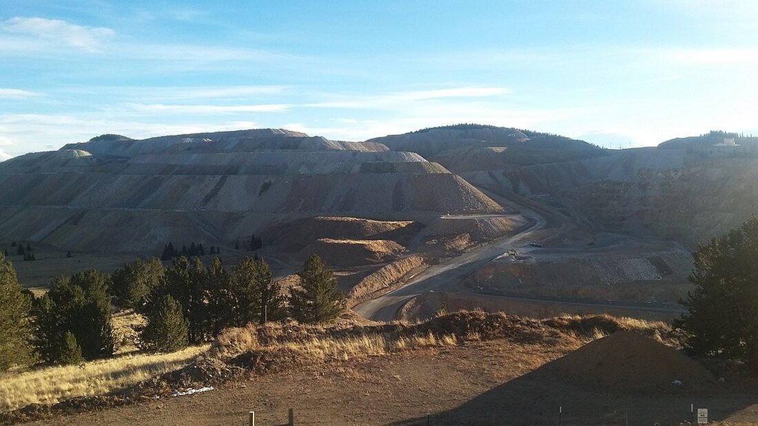 Gemäß einem Bericht von www.boerse-online.de, Großinvestoren setzen derzeit auf bestimmte Aktien, die in ihren Portfolios an Bedeutung gewonnen haben. Drei aussichtsreiche Kandidaten, die von Top-Investoren favorisiert werden, sind Anglogold Ashanti, Spotify und Airbnb. Diese Aktien haben das Interesse der Anleger geweckt und könnten aufgrund verschiedener gesellschaftlicher und wirtschaftlicher Entwicklungen in Zukunft eine positive Entwicklung erfahren. ANGLOGOLD ASHANTI ist von Goldinvestoren hoch im Kurs. Das Unternehmen hat sein Hauptlisting an der New Yorker Börse und erfährt vermehrt Investitionen von Großanlegern. Die Goldproduktion des Unternehmens steigt stetig und die Kosten sollen ebenso sinken, was in Kombination mit einem steigenden Goldpreis für Rekordkurse &hellip;