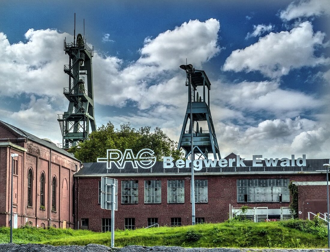 Gemäß einem Bericht von www.recklinghaeuser-zeitung.de, steht eine geräumige Doppelhaushälfte in Recklinghausen-Süd kurz vor der Zwangsversteigerung. Die Immobilie, die sich in gehobener Lage befindet, ist nicht neu, aber dennoch neuwertig. Die äußere Erscheinung des Hauses ist ansprechend und gut in Schuss. Diese Entwicklung könnte Auswirkungen auf den Immobilienmarkt in Recklinghausen haben. Mit der Zwangsversteigerung dieser Doppelhaushälfte wird potenziell eine attraktive Immobilie in einer begehrten Lage auf den Markt kommen. Dies könnte dazu führen, dass sich das Angebot an verfügbaren Immobilien in dieser Lage erhöht, was wiederum zu einem erhöhten Wettbewerb unter potenziellen Käufern führen könnte. Die gesteigerte Nachfrage nach Immobilien in &hellip;