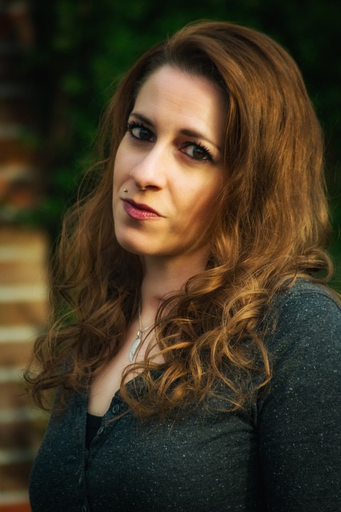 Gemäß einem Bericht von www.zeit.de, hat die Chefin des Bundesverbands der Verbraucherzentralen, Ramona Pop, den geplanten großflächigen Filialabbau bei der Postbank scharf kritisiert. Sie bezeichnete die Nachricht, dass nahezu die Hälfte der Filialen geschlossen werden soll, als „blanker Hohn“ für die Kunden. Pop fordert stattdessen, dass die Deutsche Bank den Kundenservice verbessert, anstatt diesen durch Filialschließungen zu schwächen. Die Deutsche Bank plant, innerhalb der nächsten zwei Jahre bis zu 250 der derzeit 550 Postbank-Zweigstellen zu schließen. Dieser Schritt kommt nach massiven Problemen bei der IT-Migration zur Deutschen Bank, bei der die Postbank und die DSL-Bank erhebliche Schwierigkeiten hatten. Kunden konnten …