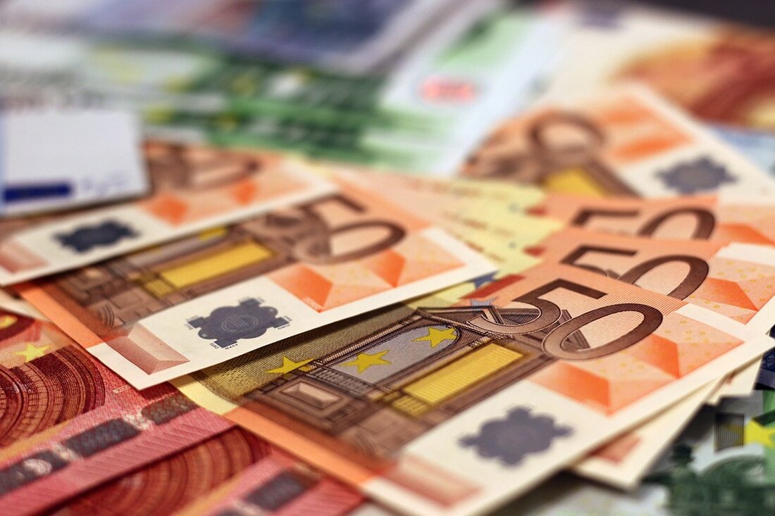 Gemäß einem Bericht von www.finanzen.net befinden sich die Aktien von Rheinmetall seit dem Verlaufstief vom 04. Oktober bei 226,50 EUR in einem stabilen Aufwärtstrend. Korrekturen laufen dabei weitgehend im Bereich um den 10er-EMA aus. Das heutige bisherige Tagestief wurde bei 284,30 Euro und damit direkt am 10er-EMA erreicht, wo die Papiere wieder nach oben abprallten und die Aufwärtsbewegung fortsetzten. Solange die Aktien von Rheinmetall weitgehend über dem 10er-EMA notieren, ist kurzfristig mit direkt weiter steigenden Kursen zu rechnen. Über dem Widerstand bei 291 Euro wäre mit einem weiteren Hochlauf bis 295 Euro und 300 Euro zu rechnen. Stärkere Korrekturen sollten …