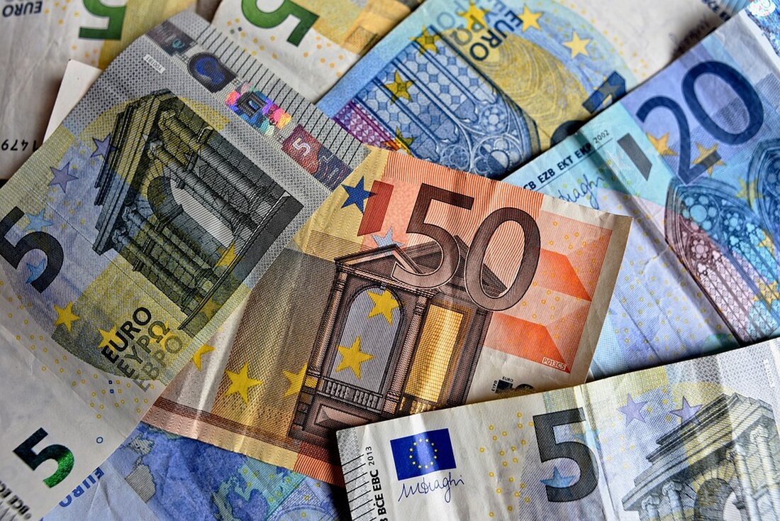 Gemäß einem Bericht von www.aktienwelt360.de, Realty Income (WKN: 899744) ist ein Real Estate Investment Trust (REIT) und bereits seit über 50 Jahren in der Lage, jeden Monat Dividenden an seine Aktionäre auszuschütten. Die aktuelle Dividendenrendite beträgt 5,3 % (Stand: 07.01.2024). Das Unternehmen besitzt über 13.250 Gewerbeimmobilien in den USA und Europa und vermietet diese an über 1.300 verschiedene Mieter. Die Diversifizierung der Mieterbasis reicht von kleinen Supermärkten, Apotheken und Logistikunternehmen bis hin zu Fitnessstudios, Kinos und Baumärkten. 98,8 % der Immobilien sind vermietet, was Realty Income einen konstanten Strom an Mieteinnahmen ermöglicht, von denen ein Teil als Dividende an die …