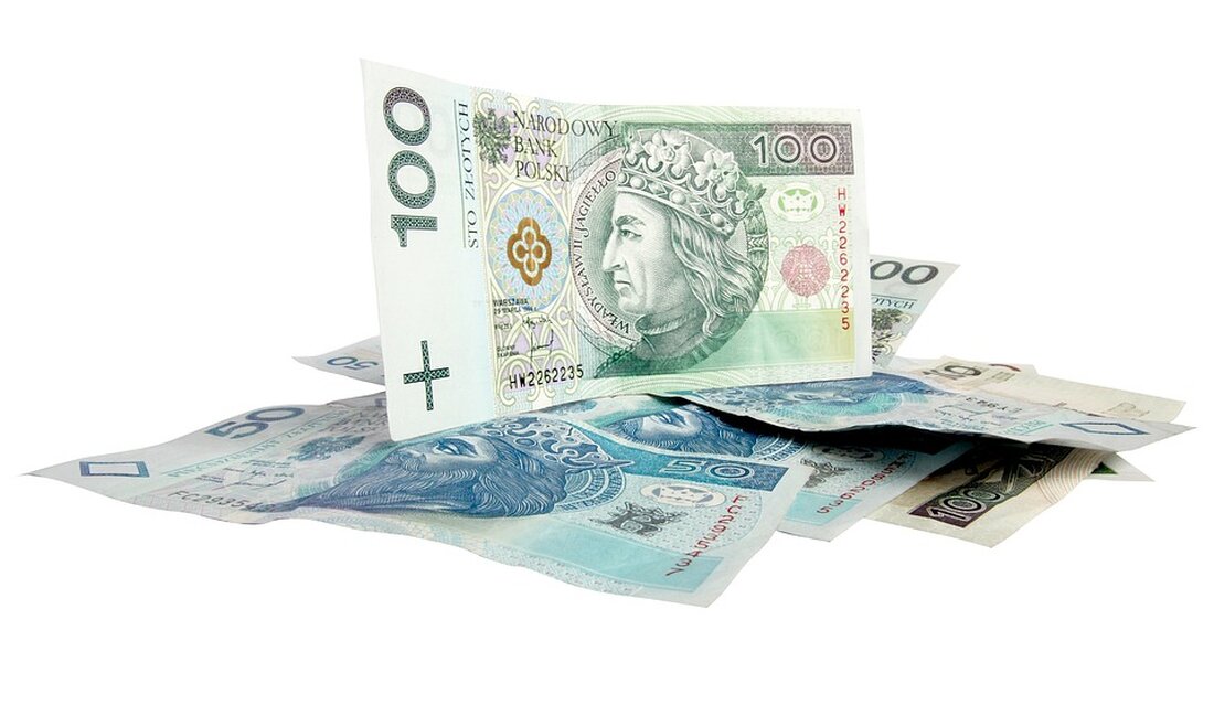 In der Schweiz sind die Preise für Wohneigentum im Jahr 2023 teurer geworden. Vor allem gegen das Jahresende hin zogen die Preise an. Eigentumswohnungen verzeichneten einen Preisanstieg von 1,6 Prozent, Einfamilienhäuser sogar von 4,5 Prozent im zweiten Halbjahr. Die Westschweiz verzeichnete einen stärkeren Anstieg bei Einfamilienhäusern, während in der Deutschschweiz die Preise für Eigentumswohnungen stärker stiegen. Gleichzeitig verliert die Nachfrage nach Geldmarkt-(Saron-)hypotheken weiter an Beliebtheit, während kurzfristige Hypotheken im Trend liegen. Festhypotheken mit einer Laufzeit von 10 Jahren erfahren wieder zunehmende Beliebtheit. Diese Entwicklungen auf dem Immobilienmarkt in der Schweiz zeigen, dass die Nachfrage nach Wohneigentum weiterhin hoch ist und &hellip;