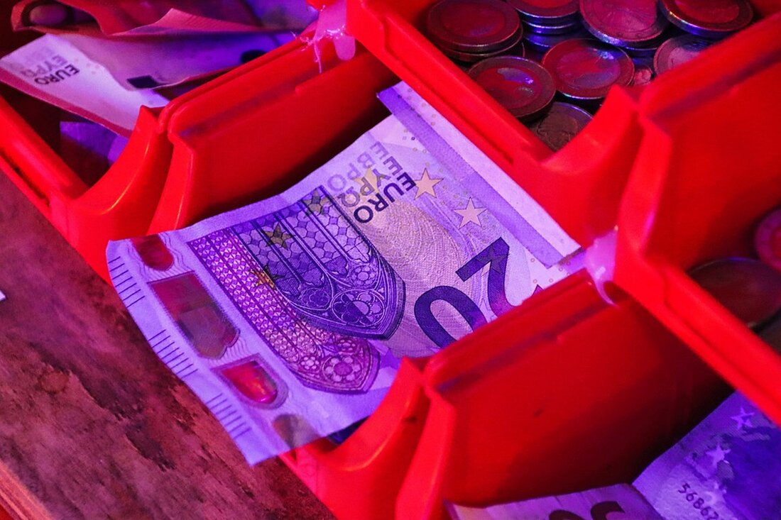 Gemäß einem Bericht von www.tagesspiegel.de, zeigt eine unveröffentlichte Studie des Instituts der deutschen Wirtschaft (IW), dass die Fachkräftelücke in der Halbleiterindustrie stark angestiegen ist. Im Vergleich zum Vorjahr ist die Lücke von etwa 62.000 auf über 82.000 um 30 Prozent gestiegen. Sowohl akademische als auch Ausbildungsberufe sind betroffen. Diese Entwicklung könnte erhebliche Auswirkungen auf den Markt und die Finanzbranche haben. Die steigende Lücke an Fachkräften in der Halbleiterindustrie könnte die erfolgreiche Ansiedlung neuer Chipfabriken und den Ausbau bestehender Standorte gefährden, wie Studienautorin Sabine Köhne-Finster betont. Es wird erwartet, dass der Bedarf an qualifizierten Arbeitskräften in absehbarer Zeit nicht durch den …