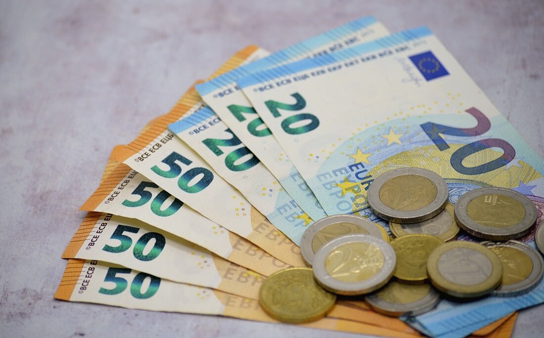 Gemäß einem Bericht von web.de hat die Inflation nicht nur Lebensmittel teurer gemacht, sondern auch die Preise für Versicherungen sind gestiegen. Die Kfz-Versicherungsbeiträge erhöhen sich unterschiedlich stark, je nach Autotyp und Region, was einen Wechsel der Versicherung attraktiv macht. Die Redakteurin Ulrike Sosalla von „Finanztest“ rät dazu, die Beitragsrechnung genau zu überprüfen, da bei einigen Tarifen deutliche Preissprünge festgestellt wurden. Ein Beispiel zeigt, dass ein 20-jähriger Fahrer in Heidelberg aufgrund einer Beitragsanpassung von 483 Euro auf 1.000 Euro zahlen müsste. Ein rechtzeitiger Wechsel würde jedoch eine Ersparnis von 105 Euro ermöglichen. Die Autoversicherung weist darauf hin, dass Autofahrer ihre gefahrenen …
