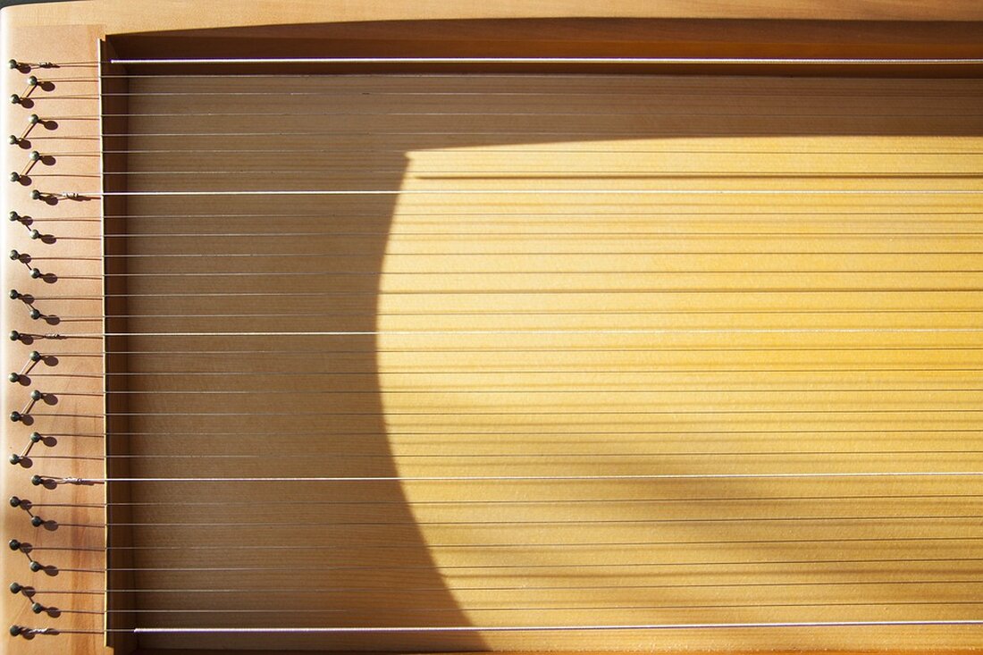 Gemäß einem Bericht von www.finanzen.net, Aktionäre des Gesundheitskonzerns Fresenius gehen bei der Dividende für das laufende Jahr leer aus. Die Entscheidung des Vorstands, staatliche Energiehilfen für die Kliniktochter Helios einzubehalten und nicht zurückzuzahlen, verhindert die Ausschüttung von Dividenden an die Aktionäre und Boni an Manager. Die Auswirkungen dieser Entscheidung könnten tiefgreifend sein. Zunächst wird das Fehlen von Dividendenzahlungen die Einkommen der Aktionäre beeinträchtigen, insbesondere wenn sie auf diese Zahlungen angewiesen sind. Dies könnte auch das Anlegervertrauen in das Unternehmen schwächen und zu einem Rückgang des Aktienkurses führen, obwohl die Fresenius-Aktie bereits im XETRA-Handel zunächst gefallen war. Für das Unternehmen selbst &hellip;