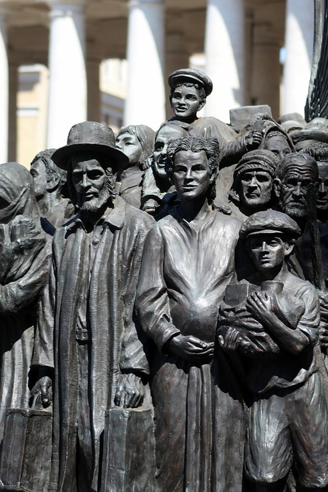 Gemäß einem Bericht von www.nw.de, hat ein junges Paar aus dem Kreis Gütersloh ein Anwesen in der Bretagne in Frankreich gekauft. Dieser überraschende Schritt markiert den Beginn eines Abenteuers in einem anderen Land. Als Experte für den Immobilienmarkt lässt sich sagen, dass dieser unerwartete Kauf möglicherweise Auswirkungen auf den Immobilienmarkt haben könnte. Erstens haben die Steppelers das Anwesen für knapp 120.000 Euro erworben, was deutlich günstiger ist als vergleichbare Immobilien in Deutschland. Dies könnte darauf hinweisen, dass einige potenzielle Käufer ebenfalls in Erwägung ziehen könnten, im Ausland zu investieren, um günstigere Optionen zu finden. Zweitens könnten ähnliche Geschichten von Auswanderern …