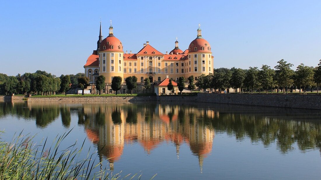 Gemäß einem Bericht von www.saechsische.de, kämpfen Grundeigentümer in Moritzburg gegen Fehlbewertungen bei der Grundsteuer. Ein Beispiel ist ein Eigentümer, der bald etwa 2.500 Euro Grundsteuer im Jahr zahlen soll, anstatt der bisherigen 40 Euro. Auch andere Eigentümer haben ähnliche Probleme und kämpfen für ihr Recht. Als Experte für den Immobilien-Markt möchte ich betonen, dass solche Fehlbewertungen bei der Grundsteuer negative Auswirkungen auf den Immobilienmarkt haben können. Denn hohe Grundsteuerbelastungen können die Attraktivität von Immobilien mindern und potenzielle Käufer abschrecken. Zudem kann es zu Rechtsstreitigkeiten zwischen Eigentümern und Finanzämtern kommen, die Unsicherheit auf dem Markt schaffen. Außerdem kann dieser Fall als &hellip;