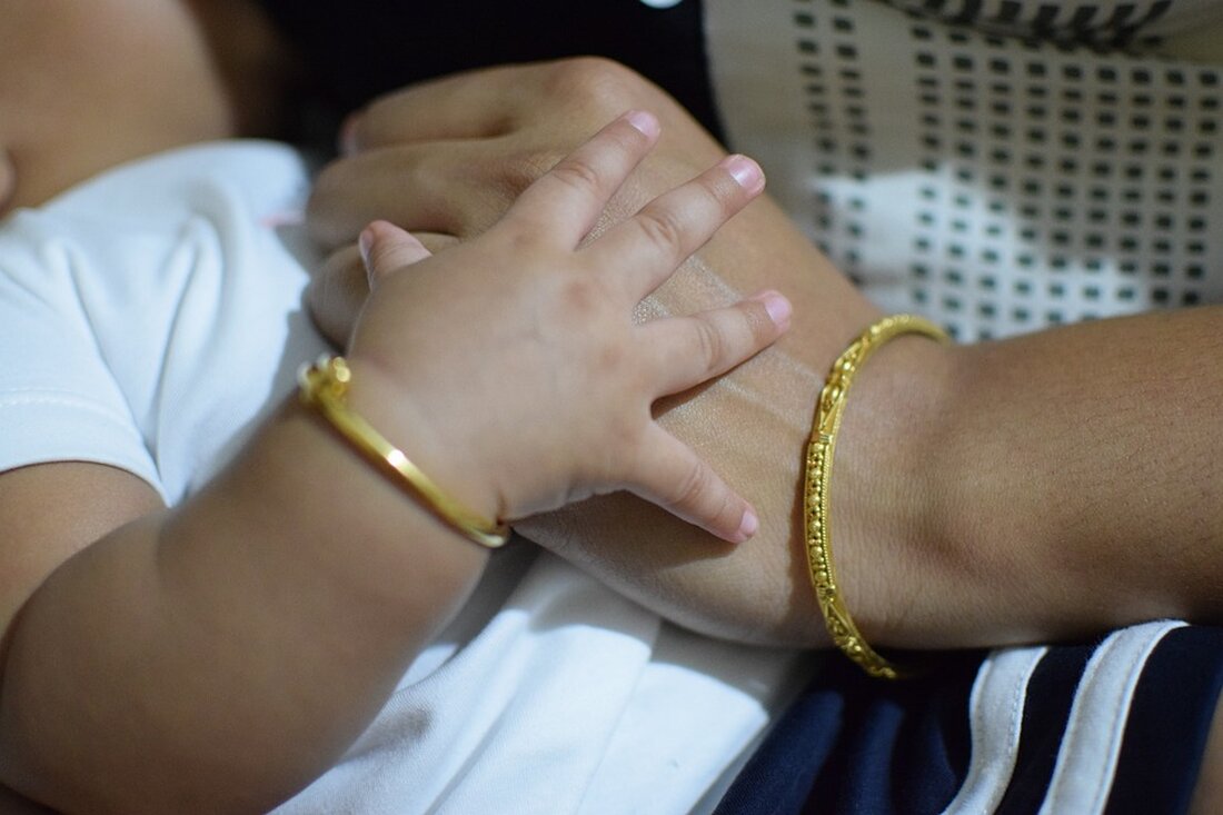 Gemäß einem Bericht von finanzmarktwelt.de, verzeichnen die Aktienmärkte, Devisen- und Anleihemärkte von Schwellenländern seit Oktober einen deutlichen Anstieg. Der MSCI-Benchmark-Index für Schwellenmarktaktien steigt in diesem Jahr voraussichtlich um 7,0 Prozent, nach zwei Jahren mit Verlusten. Staatsanleihen in Schwellenländerwährungen verzeichnen seit Jahresbeginn Zuwächse von 6,3 Prozent, während auf US-Dollar lautende Anleihen eine Rendite von 12 Prozent verzeichnen. Die Risiko-Aufschläge für Anleihen sind auf den niedrigsten Stand seit Sommer 2021 gesunken, ebenso wie die Kosten für die Absicherungen von Engagements in den Emerging-Markets. Die Bloomberg-Daten zeigen, dass der US-Dollar in diesem Jahr fast 3 Prozent gegenüber den Devisen der Schwellenländer verloren hat, &hellip;