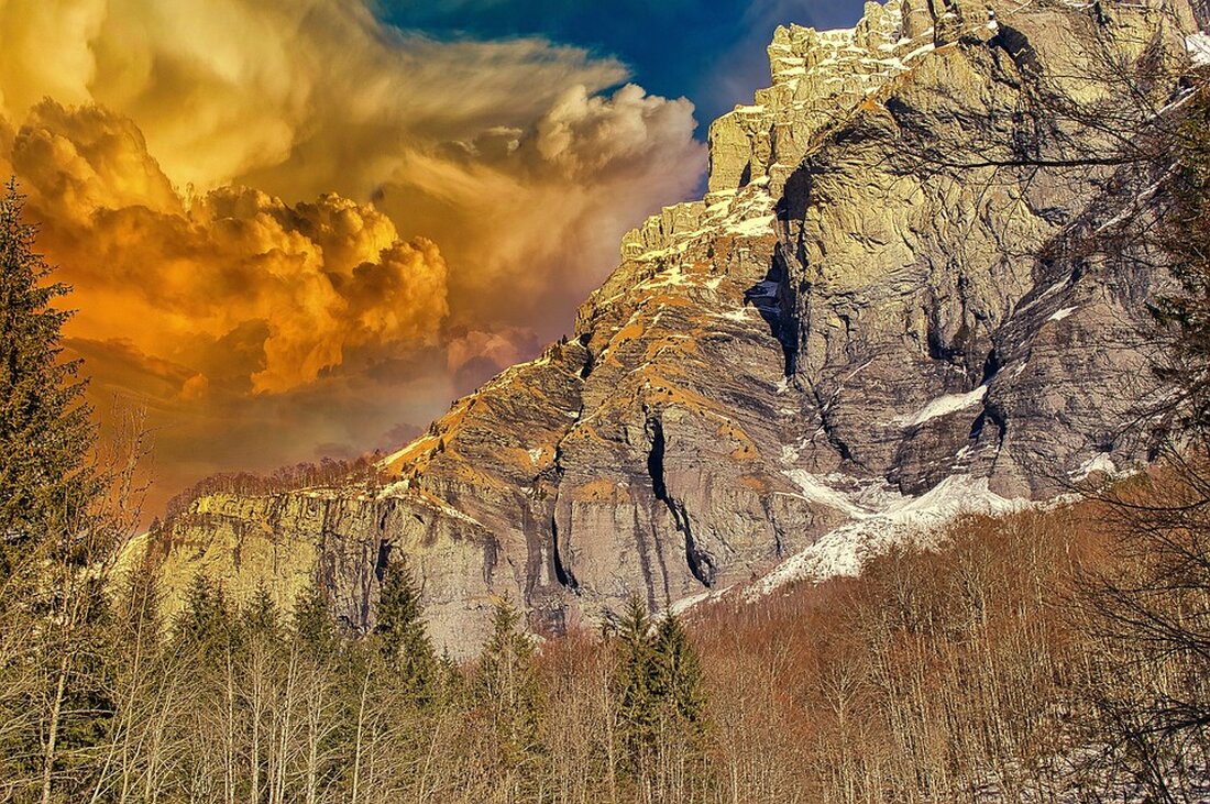 Gemäß einem Bericht von www.juve.de, hat die Sixt SE eine Anleihe im Wert von über 500 Millionen Euro platziert. Die Anleihe ist Teil eines Anleihe-Emissionsprogramms und besitzt eine Laufzeit von fünf Jahren. Sie wurde zum geregelten Handel der Luxemburger Börse zugelassen und wird jährlich mit einem Kupon von 3,75 Prozent verzinst. Das erstmalige Rating von S&amp;P Global Rating ließ die Investoren aufhorchen, da die Agentur die Bonität der börsennotierten Unternehmensgruppe im guten Bereich (BBB) bewertet. Das Orderbuch des Bankenkonsortiums, das von der BNP Paribas, Commerzbank, Deutsche Bank und UniCredit geführt wurde, war mit 2,4 Milliarden Euro mehr als vierfach überzeichnet. &hellip;