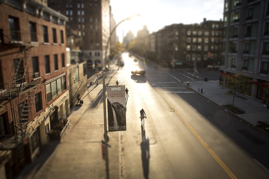 Gemäß einem Bericht von www.berliner-zeitung.de, haben Kriminelle eine neue Betrugsmasche entwickelt, um Mieter bei der Wohnungssuche in Berlin zu täuschen. Die ING-Diba-Bank warnt in einer Information an ihre Kunden, dass vermehrt Interessenten im Großraum Berlin dazu aufgefordert werden, sich über ein Legitimationsverfahren zu verifizieren, um zu einem angeblich automatisiert vergebenen Besichtigungstermin eingeladen zu werden. Diese Betrugsmasche kann weitreichende Auswirkungen auf den Immobilienmarkt in Berlin haben. Potenzielle Mieter könnten durch die Masche Opfer von finanziellen Verlusten werden, was zu einem Rückgang der Nachfrage nach Mietobjekten führen könnte. Dies wiederum könnte zu einem Überangebot an Mietwohnungen führen und letztendlich zu einem Absinken &hellip;