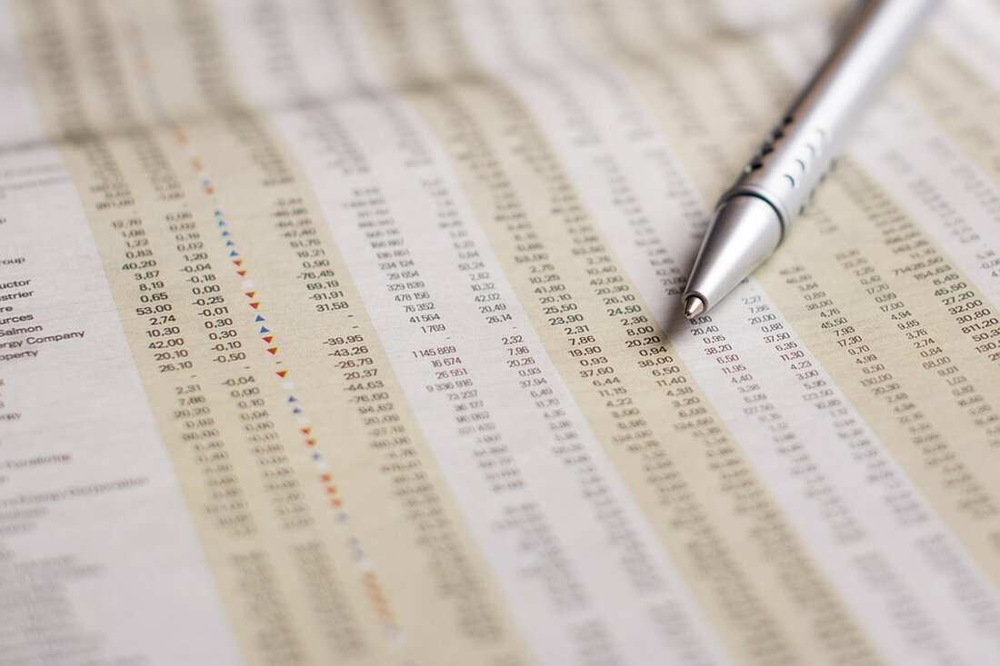 Gemäß einem Bericht von finanzmarktwelt.de sind die Aktienmärkte derzeit wieder vermehrt unter Druck. Dies ist auf drei Einflussfaktoren zurückzuführen. Zum einen gibt es eine sich verschärfende geopolitische Lage im Israel-Hamas-Krieg. Zum anderen haben die Quartalszahlen großer Tech-Konzerne die Börsianer bisher eher enttäuscht. Zudem belasten die hohen Renditen für US-Staatsanleihen den Markt. Diese Entwicklungen haben Auswirkungen auf den Markt und die Finanzbranche. Die geopolitische Unsicherheit im Israel-Hamas-Krieg kann zu einer erhöhten Risikoaversion der Anleger führen. Investoren neigen dazu, ihr Kapital aus risikoreichen Anlagen wie Aktien abzuziehen und in sicherere Anlageklassen wie Anleihen oder Gold umzuschichten. Dadurch kann ein Druck auf die …