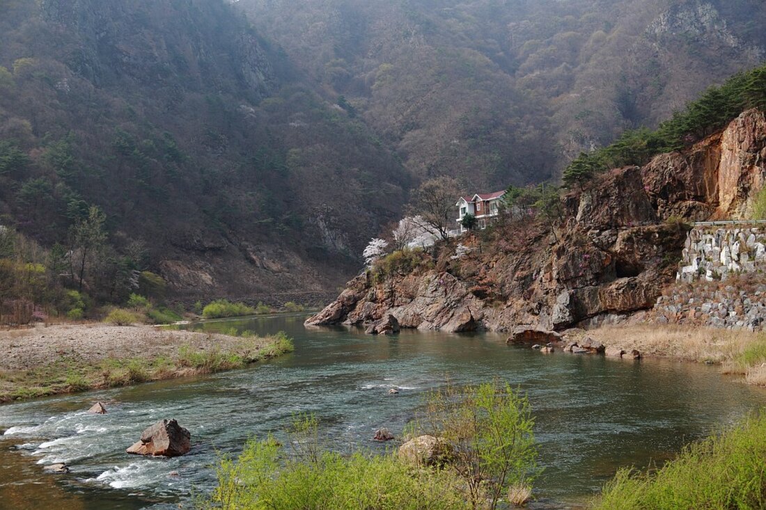 Gemäß einem Bericht von www.boerse.de, verspricht der Dow Jones Industrial eine weitere Rekordjagd mit einem Plus von gut zwei Prozent für den zu Ende gehenden Januar, während der Nasdaq 100 voraussichtlich ein Minus von 0,9 Prozent verzeichnen wird. Diese gemischte Kursentwicklung wird vor allem durch negative Zahlen von Alphabet und verfehlte Ziele von AMD belastet. Im Gegensatz dazu konnte Microsoft eine bessere Performance vorweisen, die jedoch angesichts der bereits rekordhohen Bewertungen der Unternehmen die Anleger nicht begeistern konnte. Darüber hinaus führten positive Unternehmensnachrichten wie der angekündigte Aktiensplit von Walmart zu steigenden Kursen. Insgesamt zeigt sich die Börsenstimmung zweigeteilt, wobei die …