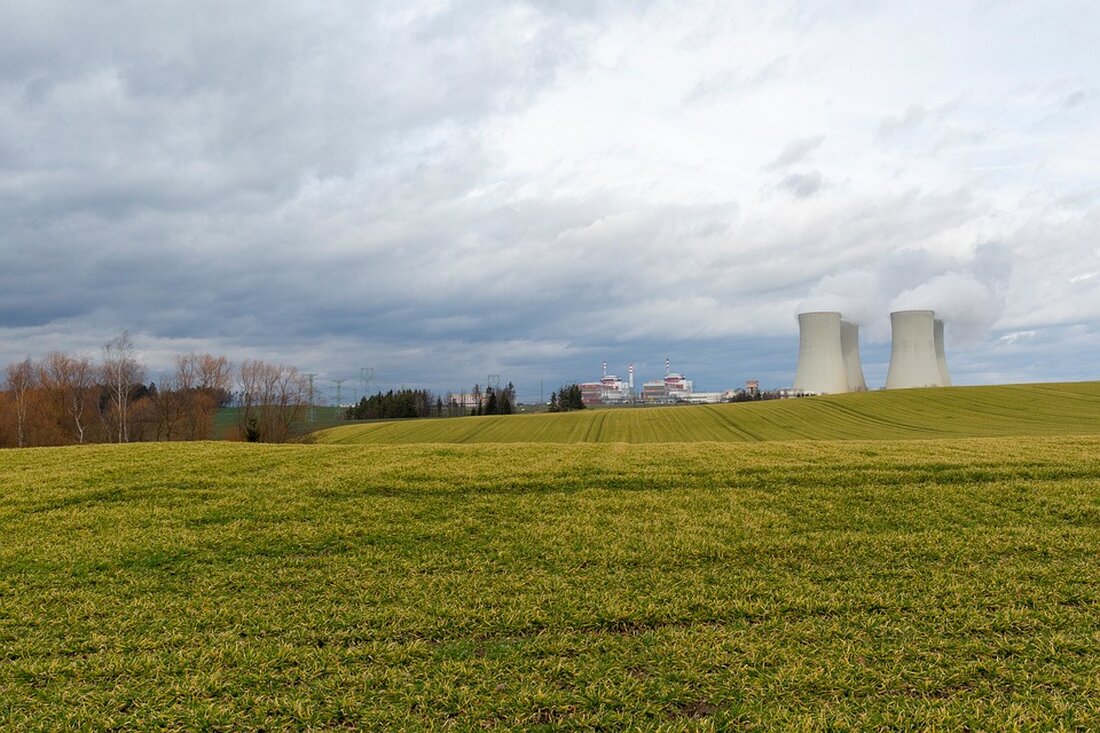 Gemäß einem Bericht von www.sueddeutsche.de, erwartet die Verbraucherzentrale Niedersachsen auch im neuen Jahr viele Fragen zu Energiepreisen und damit verbundenen Themen. Der Geschäftsführerin Petra Kristandt zufolge wird das neue Gebäudeenergiegesetz, das am 1. Januar in Kraft tritt, zu einer Vielzahl von Anfragen von Verbrauchern führen. Gleichzeitig werden Fragen zur Förderung von Sanierungen und Heizungstausch erwartet. Zudem wird das Auslaufen der Preisbremsen zu Unsicherheiten und Fragen zu Jahres- und Abschlussrechnungen führen. Der Wegfall der Strom- und Gaspreisbremsen zum 1. Januar wird voraussichtlich nicht für alle Verbraucher relevant sein, da die Marktpreise zuletzt gesunken sind. Die Verbraucherzentrale rechnet trotzdem mit einem erneuten …