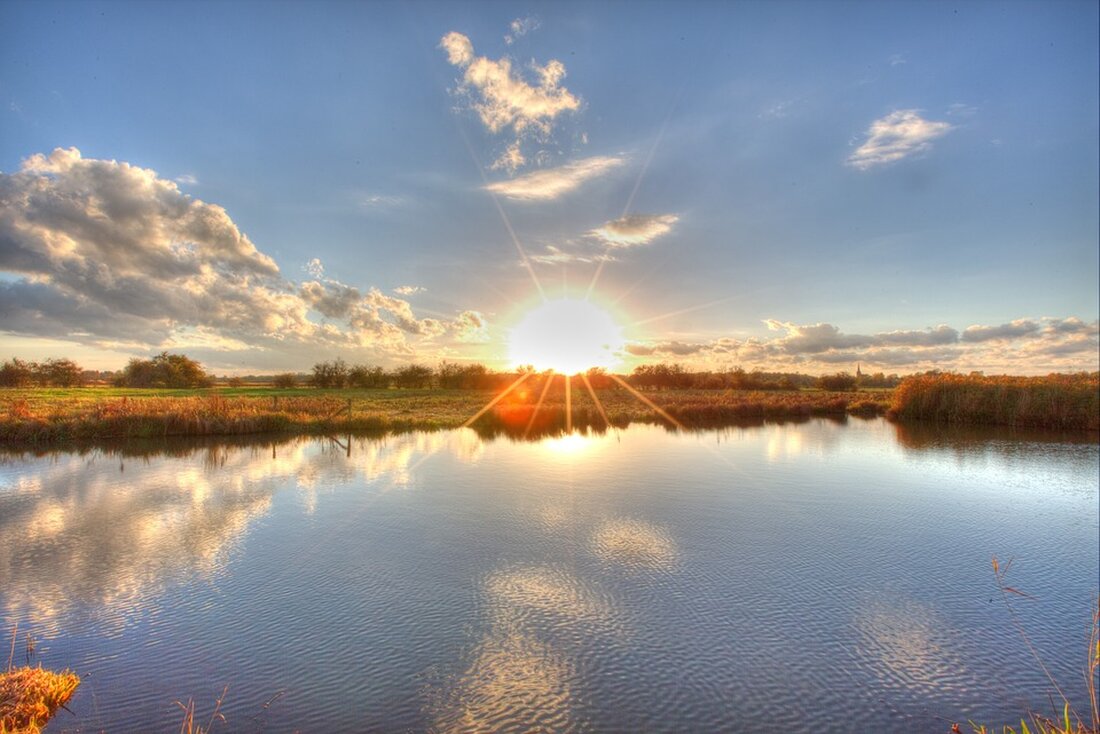 Gemäß einem Bericht von www.butenunbinnen.de, hat Bausenatorin Özlem Ünsal erste Details zum Mietspiegel vorgestellt. In den kommenden Wochen wird die Stadt genaue Daten für einzelne Immobilien verfügbar machen. Der Mietspiegel sei wichtig als verlässliche und rechtssichere Grundlage für einen gerechten Mietpreis, sagt Bausenatorin Ünsal. In den kommenden Wochen wird die Stadt spezifische Daten für einzelne Immobilien verfügbar machen. Der Mietspiegel für die Stadt Bremen gilt mit Beginn des neuen Jahres. Bis dahin sollen auch differenzierte Daten aus den einzelnen Stadtteilen im Internet verfügbar sein. Bremer Mietmarkt gilt als angespannt Nötig wird der Mietspiegel, weil die Bundesregierung den Städten und Kommunen …