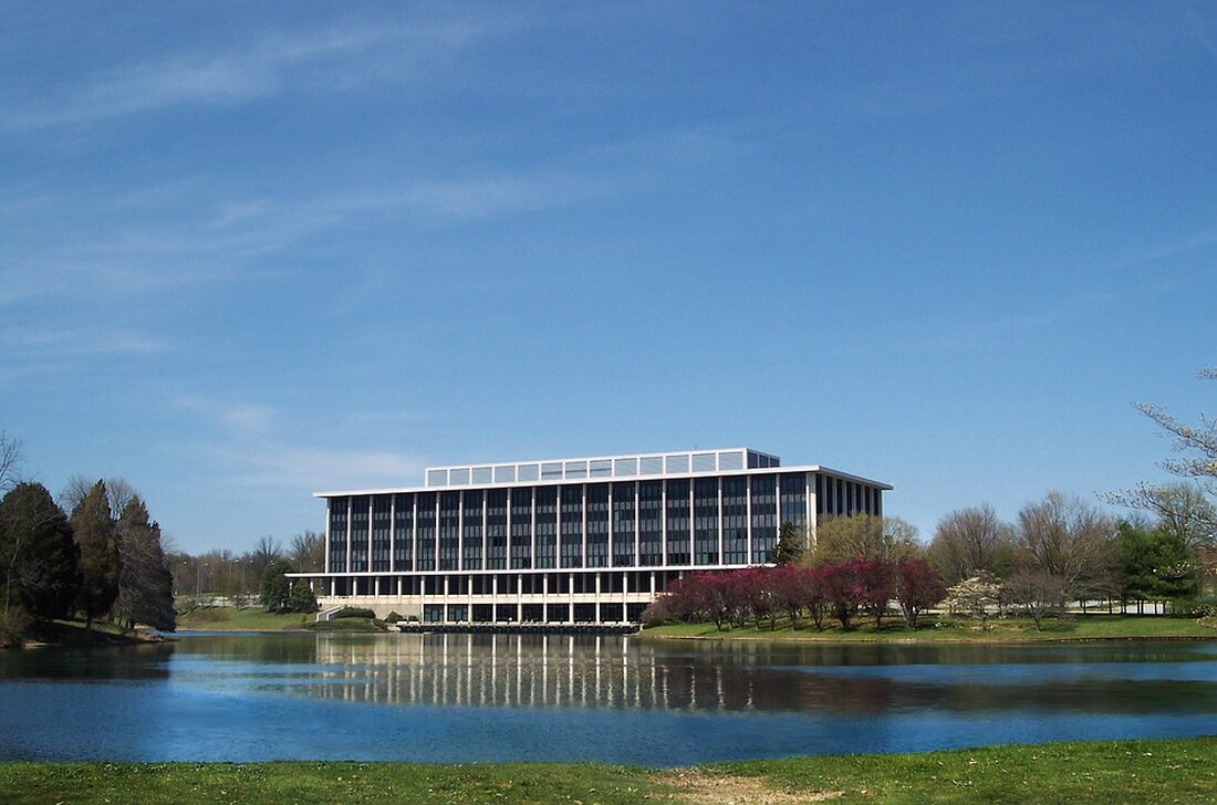 Gemäß einem Bericht von www.deutschlandfunk.de, kritisiert der Geschäftsführer der Deutschen Industrie- und Handelskammer (DIHK), Martin Wansleben, die geplante Gesetzesänderung der Bundesregierung zur Entlastung der Unternehmen. Das sogenannte Wachstumschancengesetz soll die deutsche Wirtschaft mit steuerlichen Erleichterungen um durchschnittlich sieben Milliarden Euro pro Jahr entlasten, wobei eine Prämie für Investitionen in den Klimaschutz im Fokus steht. Die geplante Gesetzesänderung zur Entlastung der Unternehmen ist ein wichtiger Schritt, um die Wettbewerbsfähigkeit der deutschen Wirtschaft zu stärken. Allerdings, wie von DIHK-Hauptgeschäftsführer Wansleben betont, wurden ursprünglich geplante Verbesserungen im politischen Prozess eingeschränkt, was die Wirksamkeit des Gesetzes beeinträchtigen könnte. Diese Unsicherheit könnte dazu führen, dass &hellip;