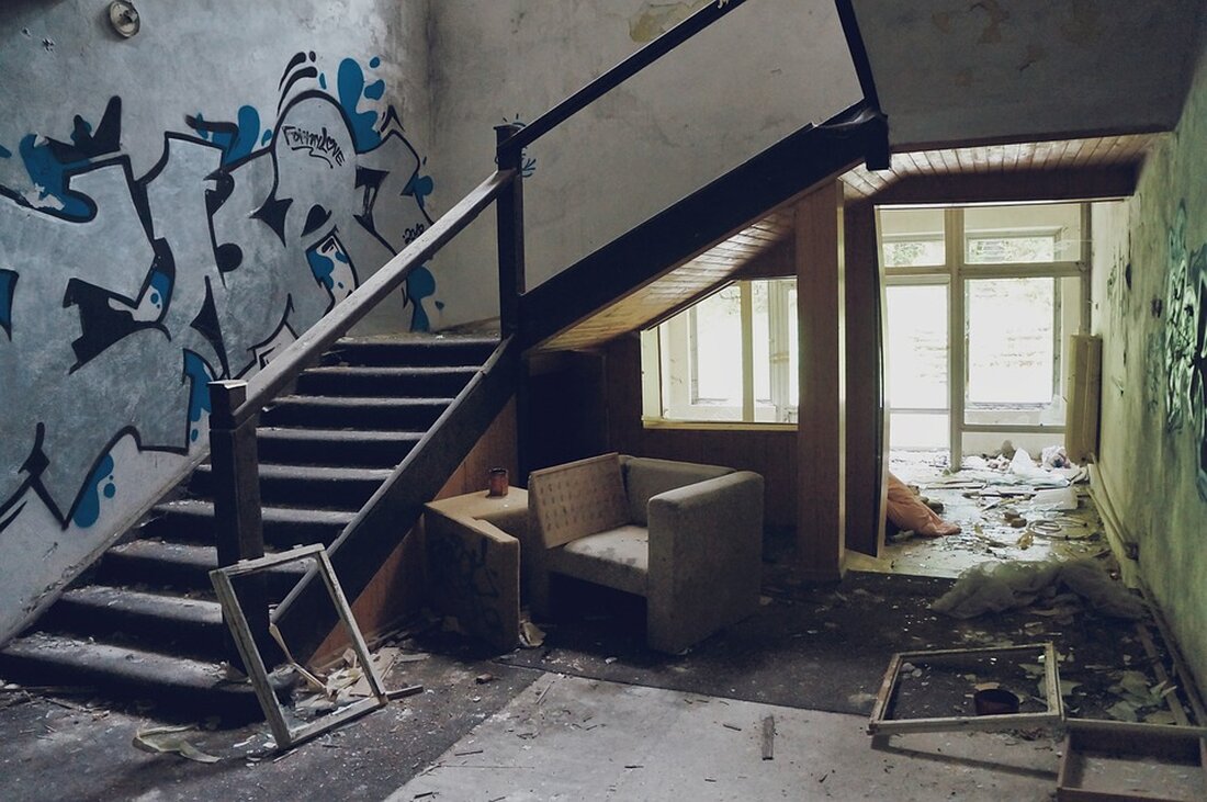 Frankfurt am Main – Die Woche an der deutschen Börse war von Unruhe geprägt, aber zum Ende der Woche kehrte Ruhe ein. Verschiedene Faktoren belasteten den Markt, darunter der Gaza-Krieg, hohe Renditen von US-Staatsanleihen und Quartalsberichte aus den USA und Deutschland. Hinzu kamen auch Kursturbulenzen bei Siemens Energy. Der DAX schloss am Freitag mit einem Minus von 0,30 Prozent und verzeichnete auf Wochensicht einen Verlust von rund 0,8 Prozent. Der MDAX der mittelgroßen Unternehmen verlor am Freitag 0,10 Prozent. Andere europäische Börsen verzeichneten deutlichere Rückgänge. Siemens Energy war erneut ein Fokus für Investoren, nachdem die Aktien am Vortag um mehr …