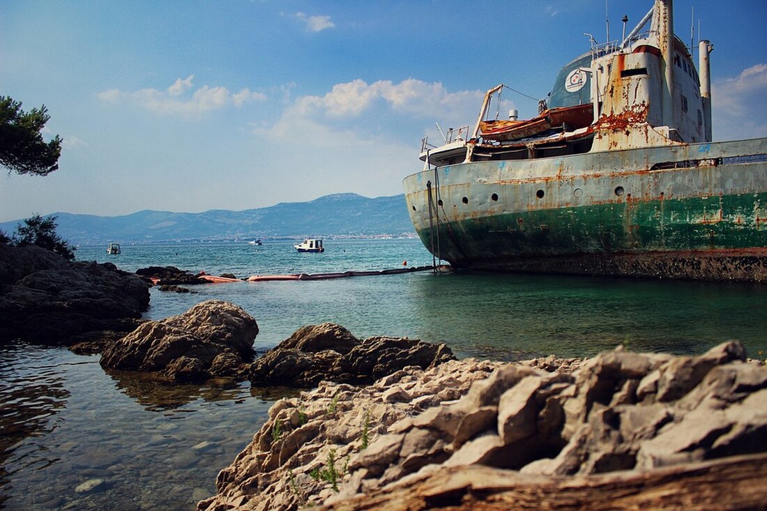 Gemäß einem Bericht von www.boerse-express.com, ist der Eurokurs aufgrund überraschend schwacher Konjunkturdaten aus Deutschland leicht gesunken. Dies wird auf einen sechsten Monat in Folge fallenden Produktionsindex in deutschen Industriebetrieben zurückgeführt. Das deutet auf ein mögliches erneutes Schrumpfen der größten Volkswirtschaft der Eurozone im vierten Quartal hin. Die vorsichtige Grundhaltung der Anleger am Devisenmarkt wurde von Experten der Landesbank Hessen-Thüringen beobachtet, die sich vor wichtigen Daten zur Preisentwicklung in den USA zurückhalten. Diese Daten werden am Donnerstag erwartet und könnten Hinweise auf mögliche zukünftige Zinssenkungen der US-Notenbank geben. Die EZB setzte die Referenzkurse für einen Euro auf 0,85938 britische Pfund, 157,63 …