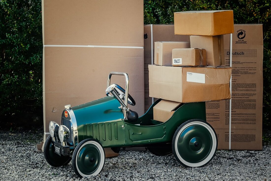 Gemäß einem Bericht von finanzmarktwelt.de, hat die Aktie von Delivery Hero einen starken Absturz von -11 % erlebt, was sie zum heutigen Top-Verlierer am deutschen Aktienmarkt macht. Dieser Absturz wurde durch einen Bericht der „Business Times“ aus Singapur ausgelöst, der besagt, dass ein geplantes Geschäft zur Veräußerung der Foodpanda-Sparte geplatzt ist, da die Preisvorstellungen zwischen Delivery Hero und dem potenziellen Käufer Grab Holdings zu unterschiedlich waren. Die Folgen der Coronakrise sowie die neue Konkurrenz durch Unternehmen wie Gorillas haben das Unternehmen bereits vor größere Herausforderungen gestellt. Der Langfristchart zeigt, dass der Kurs von Delivery Hero von 141 Euro während der …