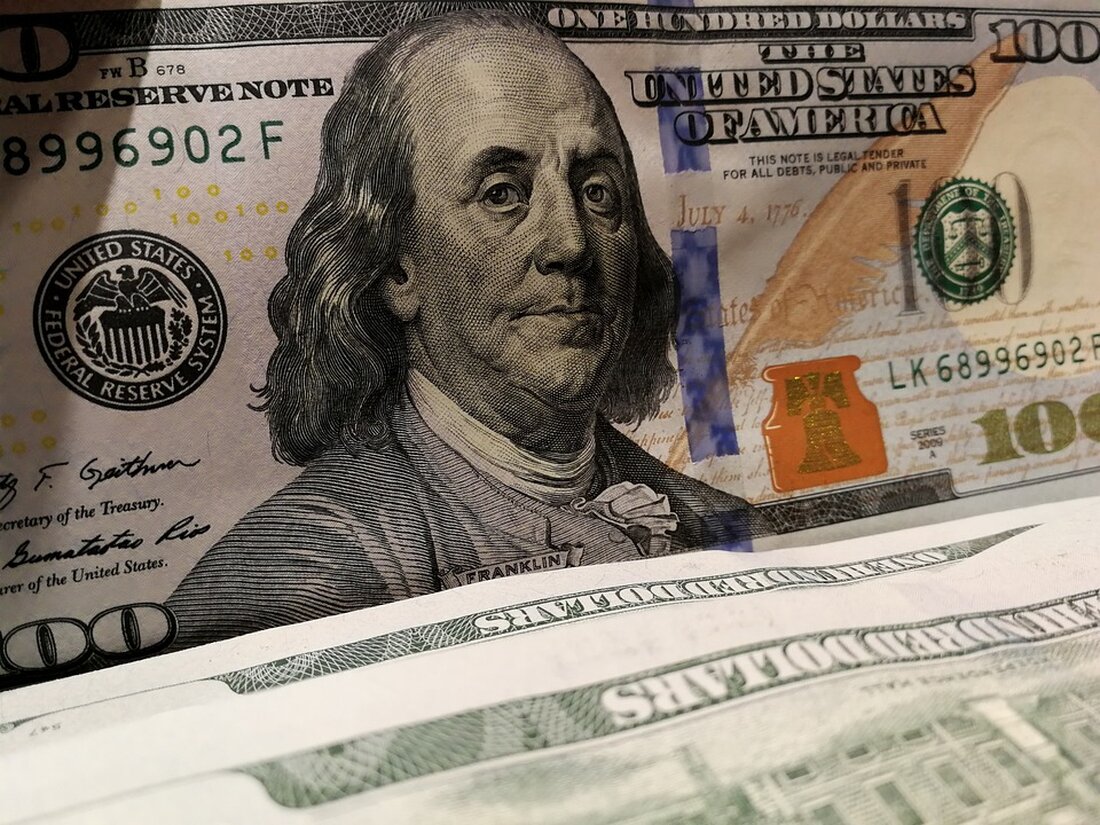 Gemäß einem Bericht von www.capital.de, wird die Weltwirtschaft weiterhin unter dem Einfluss von Inflation und hohen Zinsen stehen. Diese Entwicklungen haben bereits zu einer düsteren Zukunftsmalerei von Experten wie Axel Weber, dem ehemaligen Bundesbankpräsidenten, geführt. Laut Weber sei der dramatische Anstieg von Inflation und Zinsen eine historische Fehlleistung der Notenbanker. Doch wie könnten sich diese Entwicklungen in der Zukunft auf den Markt und den Verbraucher auswirken? In Folge der aktuellen Entwicklung sind verschiedene Szenarien möglich. Zum einen könnte der erhöhte Inflationsdruck zu einer Verringerung der Kaufkraft der Verbraucher führen. Dies wiederum könnte dazu führen, dass die Unternehmen ihre Preise erhöhen &hellip;