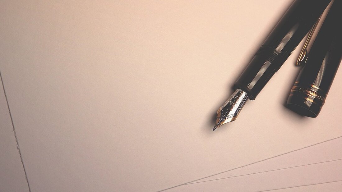 Gemäß einem Bericht von stock3.com, zeigt sich ein gemischtes Bild der US-Wirtschaft. Der Auftragseingang für langlebige Wirtschaftsgüter ist stark angestiegen, während sich das bevorzugte Inflationsmaß der US-Notenbank Fed weiter abgeschwächt hat. Die PCE-Kerninflationsrate sank von 3,5 % im Oktober auf 3,2 % im November. Gleichzeitig stieg der Auftragseingang für langlebige Wirtschaftsgüter im November um 5,4 % im Vergleich zum Vormonat, was deutlich über den Erwartungen lag. Das „Goldilocks-Szenario“ für die US-Wirtschaft scheint weiter intakt zu sein. Die Aktienfutures reagierten kurzzeitig mit Kursverlusten auf die Daten, konnten jedoch anschließend wieder deutlich zulegen. Die Renditen der Staatsanleihen stiegen ebenfalls auf ein neues …