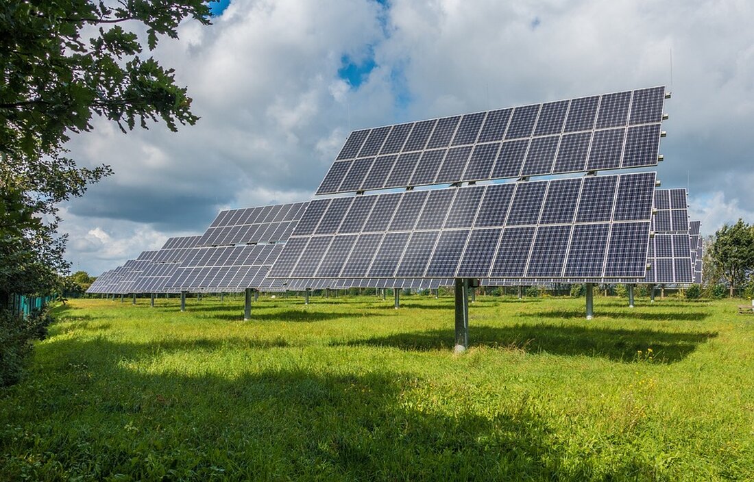 Gemäß einem Bericht von www.zeit.de, raten die Verbraucherzentralen Strom- und Gaskunden, einen Anbieterwechsel zu prüfen, um die für 2024 angekündigten Mehrkosten auszugleichen. Dies ist eine Reaktion auf das Auslaufen der Preisbremsen für Strom und Gas zum Jahresende, sowie die bevorstehende Erhöhung der CO2-Abgabe, das Wegfallen der Mehrwertsteuerermäßigung für Erdgas und die Steigerung der Netzentgelte für Strom. Die Energiepreise werden voraussichtlich steigen, was die finanzielle Belastung für Verbraucher erhöhen wird. Daher ist es ratsam, die Wechselersparnis zu prüfen und nach einem günstigeren Anbieter zu suchen. Die mittlerweile gesunkenen Großhandelspreise für Strom und Gas könnten dabei für einen gewissen Ausgleich sorgen. Es …