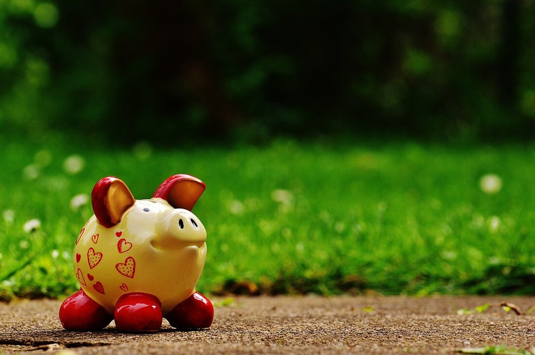 Der Artikel berichtet über die geplante Erhöhung der Gebühren bei der Sparkasse an Volme und Ruhr in Nordrhein-Westfalen. Laut einem Anschreiben an die Kunden sollen ab 2024 zwei neue Kontomodelle eingeführt werden, die höhere Gebühren beinhalten. Statt der bisherigen Modelle &#8222;Giro Comfort&#8220; (8,50 Euro), &#8222;Giro Classic&#8220; (4 Euro) und &#8222;Giro Online&#8220; (3,50 Euro) wird es dann nur noch das &#8222;Sparkassen-Giro Plus&#8220; für 10 Euro und das &#8222;Sparkassen-Giro Pur&#8220; für 4 Euro geben. Damit zahlen die betroffenen Kunden mehr als das Doppelte. Zudem müssen Kunden, die Überweisungen außerhalb von Daueraufträgen tätigen, eine Extra-Gebühr von 50 Cent zahlen. Gemäß dem Artikel werden &hellip;