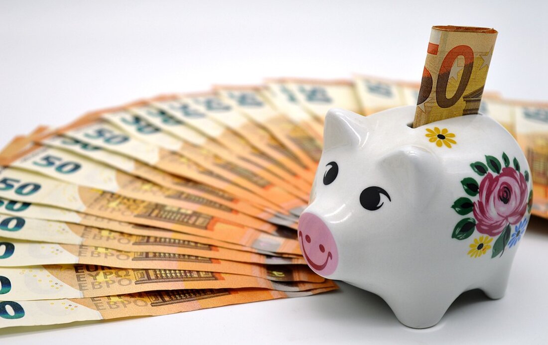 Gemäß einem Bericht von www.ruhr24.de, muss Deutschland aufgrund eines finanziellen Lochs von 60 Milliarden Euro Einschnitte hinnehmen. Dies könnte sich auch auf die Strom- und Gaspreise auswirken. Die Energiepreisbremse, die bisher niedrigere Preise bei Strom und Gas ermöglichte, könnte aufgrund der finanziellen Krise wegfallen, was zu Preissteigerungen führen würde. Wirtschaftsminister Robert Habeck befürchtet höhere Strom- und Gaspreise als Folge der finanziellen Krise. Die finanzielle Krise hat direkte Auswirkungen auf den Markt und die Finanzbranche. Sollten die angekündigten Maßnahmen zur Kompensation des Haushaltslochs, wie eine erhöhte Mehrwertsteuer für die Gastronomie oder eine höhere CO₂-Steuer, umgesetzt werden, könnten sich diese auf die …