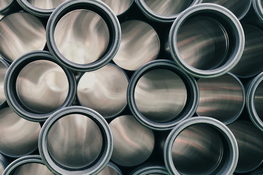 Plug Power hat im zweiten Quartal 2023 seinen Umsatz um 72 Prozent auf 260,18 Millionen US-Dollar gesteigert, bleibt jedoch weiterhin in den roten Zahlen. Die Performance der Plug Power-Aktie war enttäuschend, sie hat seit Jahresbeginn 50,69 Prozent an Wert verloren. Trotzdem haben 15 von 22 Analysten die Aktie zum Kauf empfohlen und das durchschnittliche Kursziel liegt bei 15,40 US-Dollar. Plug Power hat in einem kürzlichen Symposium angekündigt, dass das Unternehmen bis zum Jahr 2027 einen Umsatz von sechs Milliarden US-Dollar erreichen möchte. Bis 2030 soll der Umsatz sogar auf 30 Milliarden US-Dollar steigen. Aus der Sicht eines Finanzexperten zeigen diese …