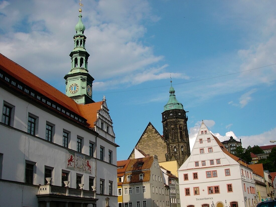 Gemäß einem Bericht von www.saechsische.de, steht die ehemalige Massa-Einkaufshalle in Pirna-Copitz weiterhin leer und das Grundstück verkommt. Das Gebäude wurde im Mai 2023 zwangsversteigert und für eine Million Euro verkauft. Obwohl das Interesse an der Immobilie groß war, ist bisher keine Entwicklung in Sicht. Dies hat gravierende Auswirkungen auf den lokalen Immobilienmarkt. Die Tatsache, dass ein vielversprechendes Grundstück brachliegt und verfällt, könnte potenzielle Investoren und Immobilienkäufer abschrecken. Dies könnte zu einer Abwertung der umliegenden Immobilienpreise führen und das allgemeine Interesse an Immobilieninvestitionen in der Region verringern. Darüber hinaus könnte die Vernachlässigung des Grundstücks auch negative Auswirkungen auf das Image des &hellip;