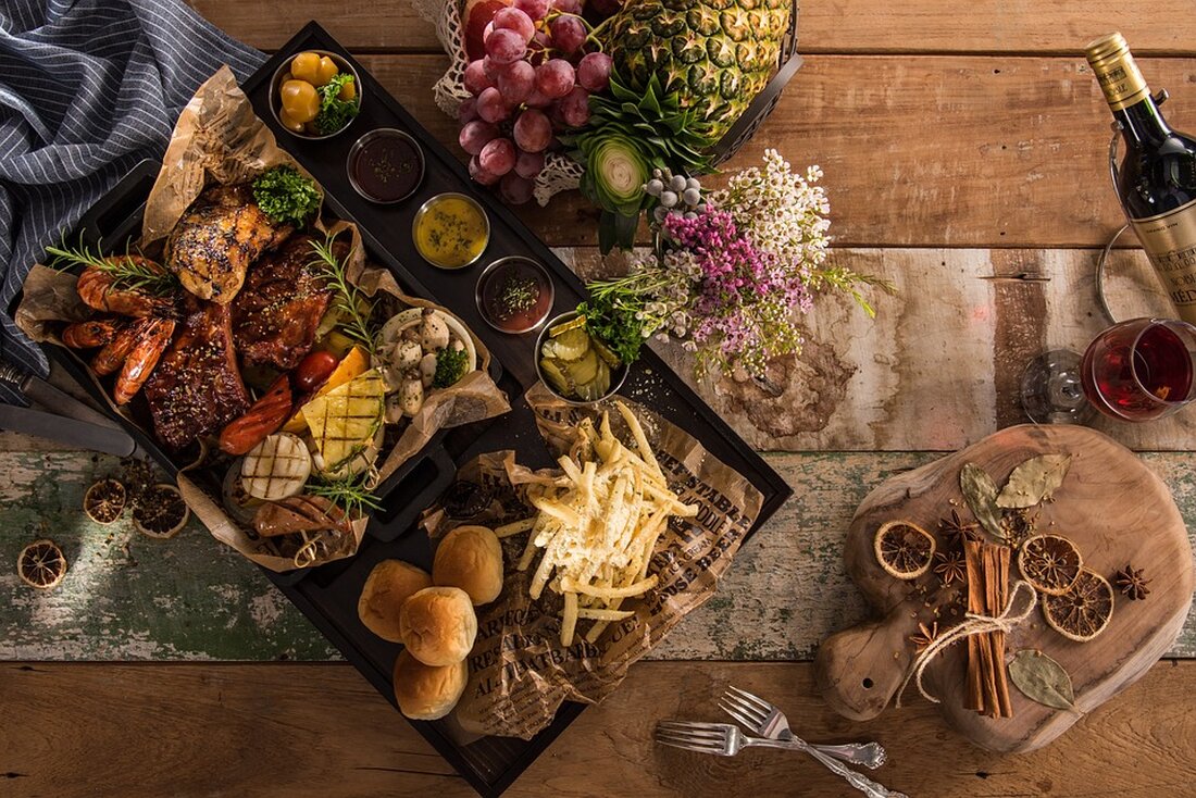 Der Branchenverband Dehoga warnt davor, dass Tausende von Gastronomiebetrieben in Deutschland gefährdet sind, wenn ab Januar 2023 wieder der Mehrwertsteuersatz auf Speisen und Getränke von 7 Prozent auf 19 Prozent angehoben wird. Die Branche ist der Ansicht, dass die Bundesregierung aufgrund des KTF-Urteils des Bundesverfassungsgerichts dringend Geld braucht und deshalb die Steuererhöhung beschlossen hat. Diese Entscheidung wird von den Betroffenen als nicht gerechtfertigt angesehen und als existenzbedrohend wahrgenommen. Die Gastronomie-Branche hat in den letzten Jahren unter anderem unter den Auswirkungen der Corona-Pandemie und der Energiekrise gelitten, was die Lage zusätzlich verschärft hat. Die Anhebung der Mehrwertsteuer wird in der Branche …