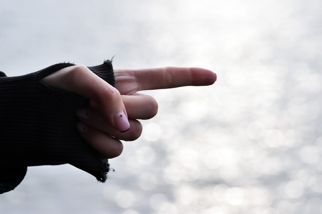 Gemäß einem Bericht von www.srf.ch, Die Lebenserwartung in der Schweiz verzeichnet zwar weiterhin einen Anstieg, jedoch nicht mehr so stark wie in der Vergangenheit. Dies könnte Auswirkungen auf die Finanzierungsberechnungen für die Altersvorsorge haben, da die Frage, wie lange Renten ausgezahlt werden müssen, eine wichtige Rolle spielt. Die demografische Expertin Johanna Probst erklärt, dass die Lebenserwartung in den letzten Jahren zwar gestiegen ist, aber ein gewisses Plateau erreicht hat. Der medizinische Fortschritt hat dazu geführt, dass die Säuglingssterblichkeit stark zurückgegangen ist, was früher die Lebenserwartung gedrückt hat. Allerdings sind noch Fortschritte bei Krankheiten und dem Gesundheitsverhalten in höheren Altersklassen möglich, …