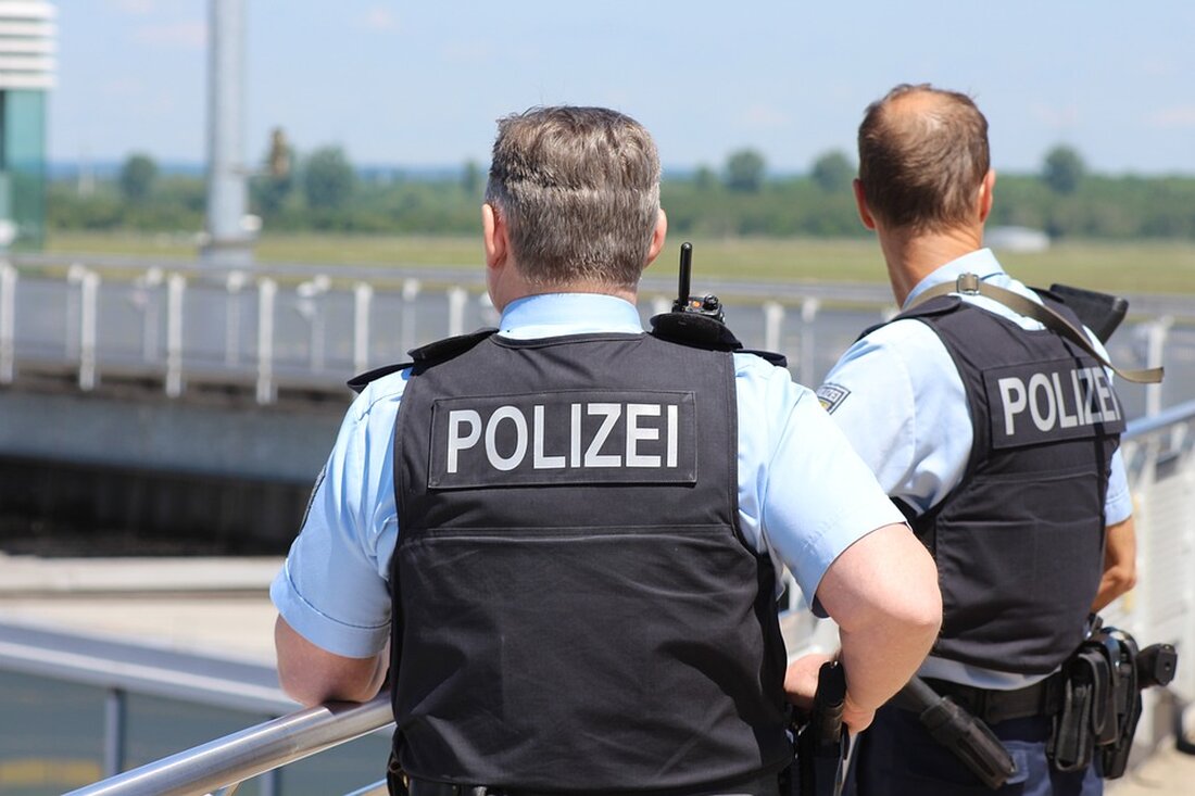 Gemäß einem Bericht von Bundespolizeidirektion München, Der Bericht informiert über den Fall einer überbesetzten und unversicherten Fahrzeug, in dem neun ukrainische Staatsangehörige an der Grenze aufgegriffen wurden. Der Fahrer wurde wegen Verstoßes gegen das Pflichtversicherungsgesetz sowie versuchten Einschleusens von Ausländern unter lebensbedrohlichen Umständen angezeigt. Die anderen mitreisenden Migranten wurden wegen versuchter unerlaubter Einreise angezeigt. Die allgemeine Auswirkung eines solchen Ereignisses auf den Markt ist gering, da es sich um einen isolierten Vorfall handelt. Allerdings zeigt es die Risiken für Migranten und die illegalen Praktiken von Schleusern auf, was die Debatte über Migrationspolitik und Grenzsicherheit beeinflussen kann. Solche Fälle können auch …