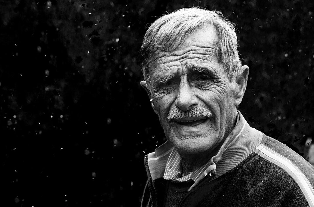 Gemäß einem Bericht von www.bild.de, gibt es in Darmstadt (Hessen) einen Rentner namens Heinz B. (80), der durch seinen sparsamen Lebensstil und kluges Investieren ein Vermögen angehäuft hat. Heinz B. besitzt zehn Häuser, zwei Wohnungen und hat sein Geld in Immobilien und als Festgeld bei einer anderen Bank angelegt. Seine Strategie ist, sein Geld in die Immobilien zu stecken, da diese in der Inflation den geringsten Wertverlust haben. Auch sein Wunsch, Häuser zu kaufen, die er mit dem Fahrrad erreichen kann, erklärt er damit, dass er als Vermieter alle Reparaturen selbst macht und so viel Geld spart. Heinz B. zeigt …