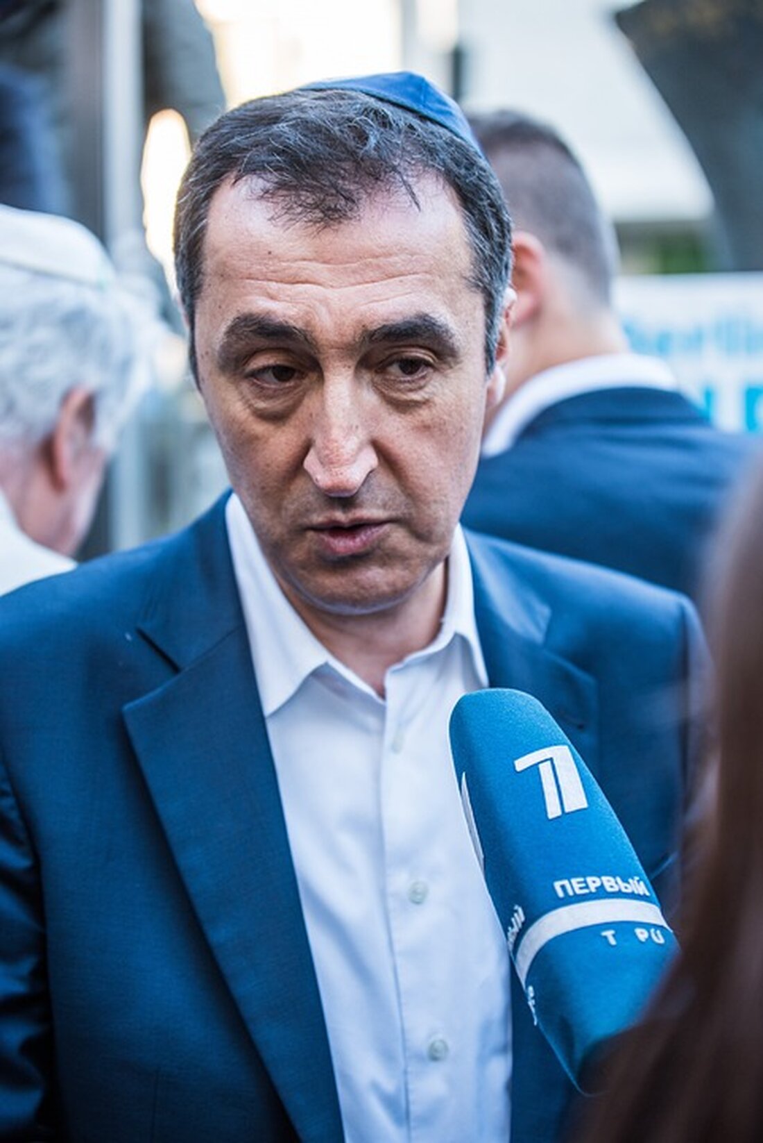 Gemäß einem Bericht von www.welt.de, äußerte sich Landwirtschaftsminister Cem Özdemir (Grüne) selbstkritisch gegenüber der Kommunikation der Koalition und dem Umgang mit der Dieselbesteuerung und den Bauernprotesten. Er bemängelte die verspätete Teilrücknahme der Agrarkürzungen im neuen Jahr und forderte weitere Zugeständnisse an die Landwirte. Özdemir verlangte auch eine Stärkung der Landwirte in der Wertschöpfungskette und betonte, dass die Krise als Chance für eine bessere Landwirtschaft gesehen werden könne. Diese Selbstkritik von Cem Özdemir könnte zu einer erhöhten Unzufriedenheit in der Landwirtschaft und in der Bevölkerung führen. Die Forderung nach weiteren Zugeständnissen an die Landwirte und die Stärkung ihrer Position in der …