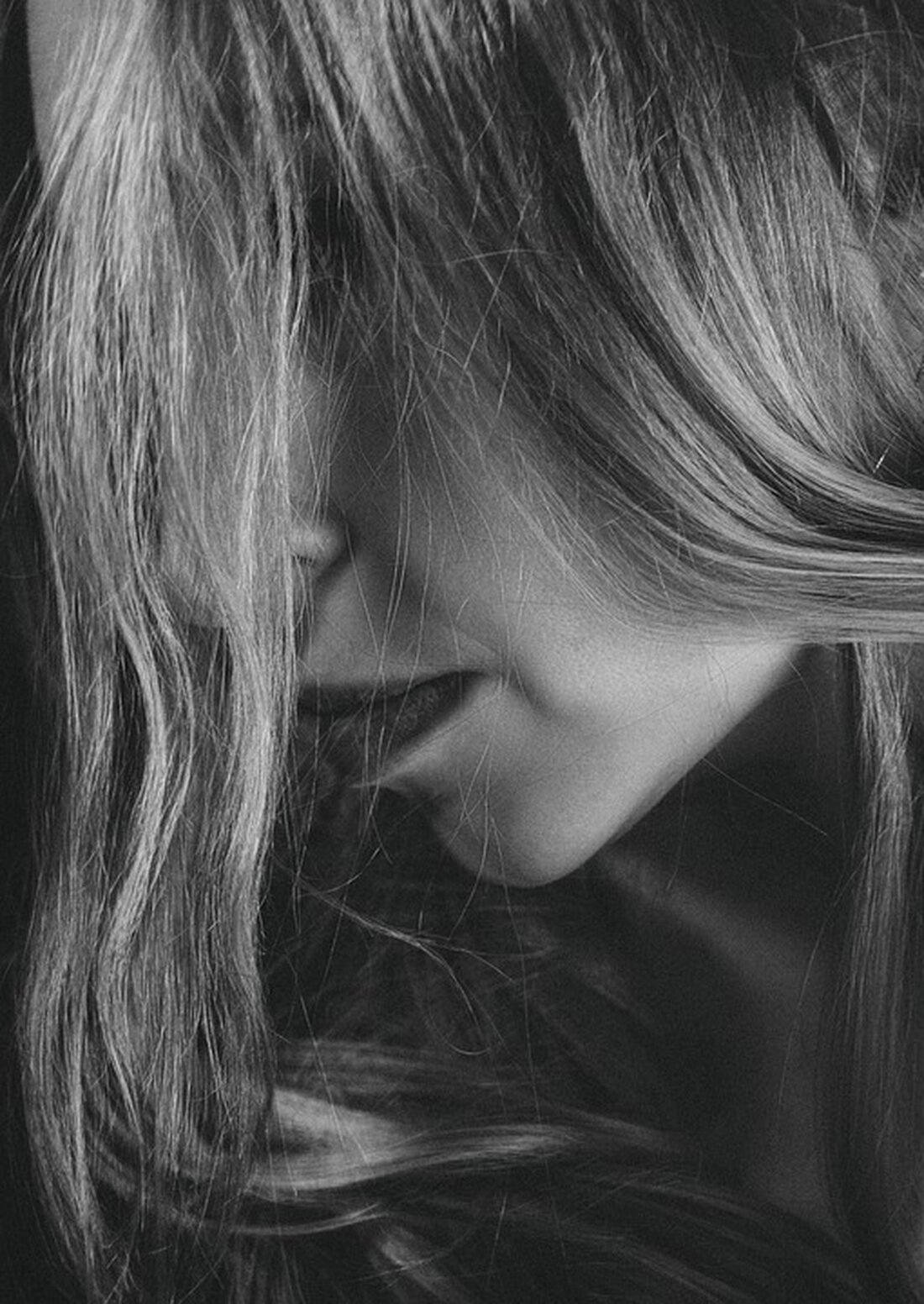 Gemäß einem Bericht von www.finanzen.net, PayPal befindet sich in einer Börsendurststrecke, die sowohl Anleger als auch das Unternehmen selbst herausfordert. Obwohl das Management operative Anpassungen vornehmen möchte, um am Kapitalmarkt attraktiver zu werden, zeigten die bisherigen Bemühungen wenig Erfolg. Trotz des angekündigten Stellenabbaus und Innovationen im Produktbereich konnte die PayPal-Aktie keine signifikanten Zuwächse verzeichnen. Die bevorstehenden vierteljährlichen Zahlen könnten Aufschluss darüber geben, ob der Turnaround des Unternehmens erfolgversprechend ist. Laut dem Artikel hat die PayPal-Aktie im NASDAQ-Handel in den letzten zwölf Monaten rund 30 Prozent verloren, obwohl in den letzten drei Monaten ein Erholungstrend zu erkennen ist. Das Unternehmen beabsichtigt, …