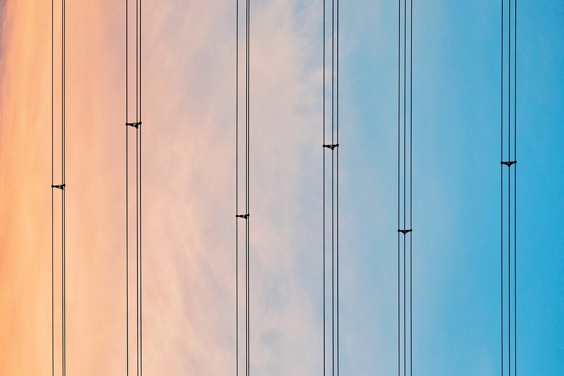 Gemäß einem Bericht von www.tagesschau.de, zeigen aktuelle US-Verbraucherpreise eine wie erwartet weiter sinkende Inflation und geben der Hoffnung auf kommende Zinssenkungen der US-Notenbank Fed neue Nahrung. Die Hoffnung auf sinkende Leitzinsen ist der wichtigste Treibstoff der Aktienmärkte seit mehreren Wochen, weshalb viele Marktteilnehmer eine Senkung des Leitzinses bei der Fed-Sitzung im März erwarten. Die Verbraucherpreise stiegen im November gegenüber dem Vorjahresmonat um 3,1 Prozent, während die Kerninflationsrate im November bei 4,0 Prozent verharrte. Für die Fed sind die heutigen Inflationsdaten ein weitgehend neutraler Datenpunkt, so die Einschätzung von Experten. Die EUropäische Zentralbank (EZB) tritt am Donnerstag zu ihrer Zinssitzung zusammen, …